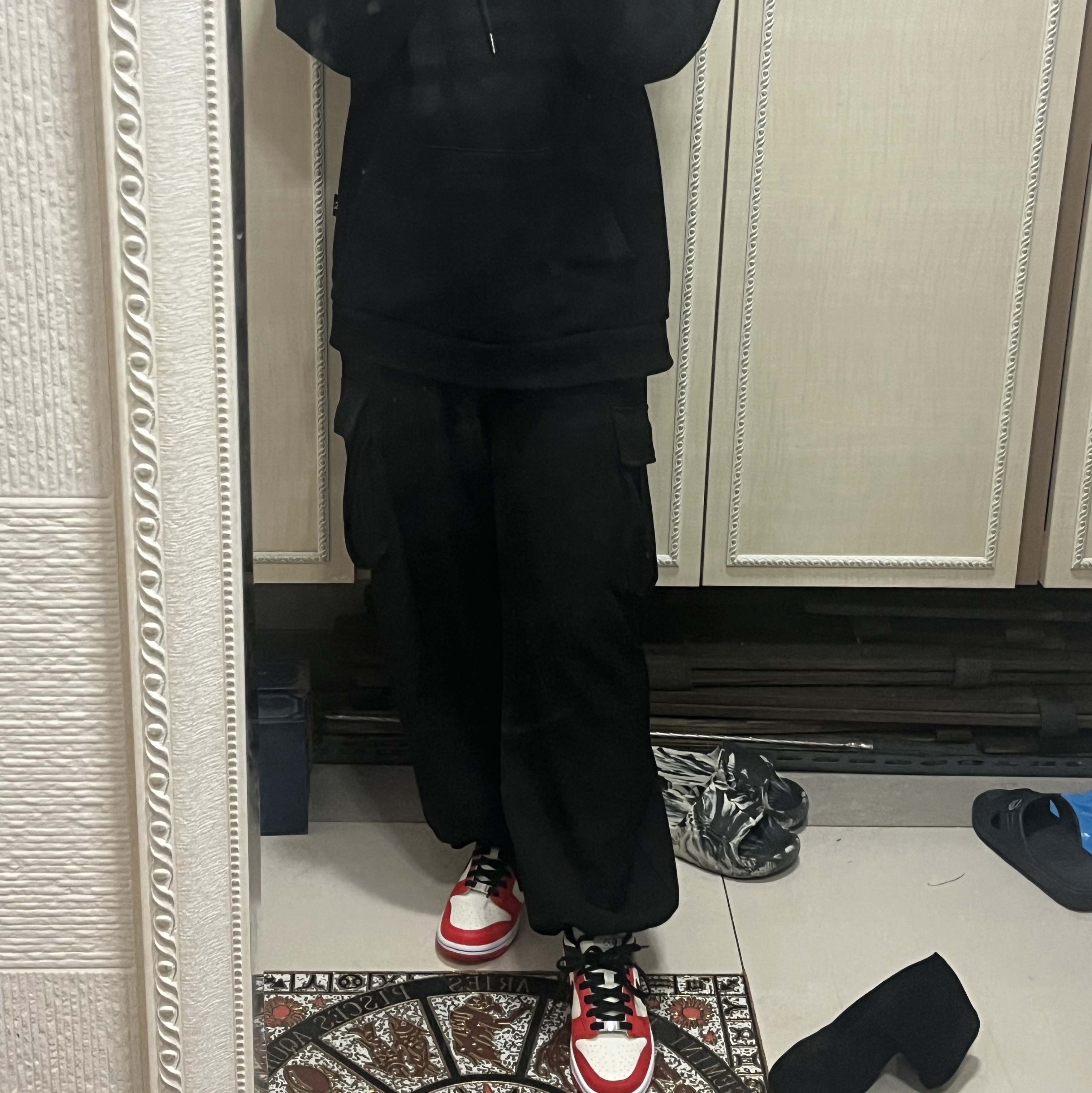 (GS) Nike x NBA Dunk Low Black and Chile Red, Adidas Adilette 22 Carbon Aluminium 착용 스타일 - 1