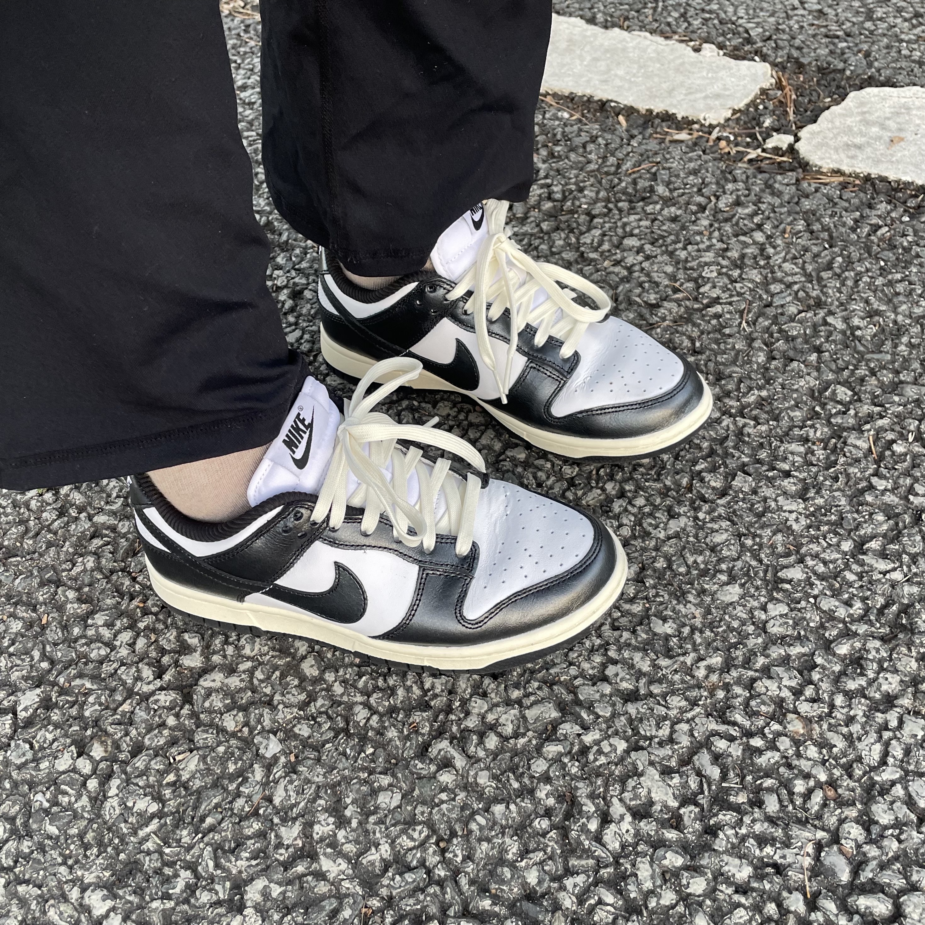 (W) Nike Dunk Low Vintage Black and White 착용 스타일 - 1