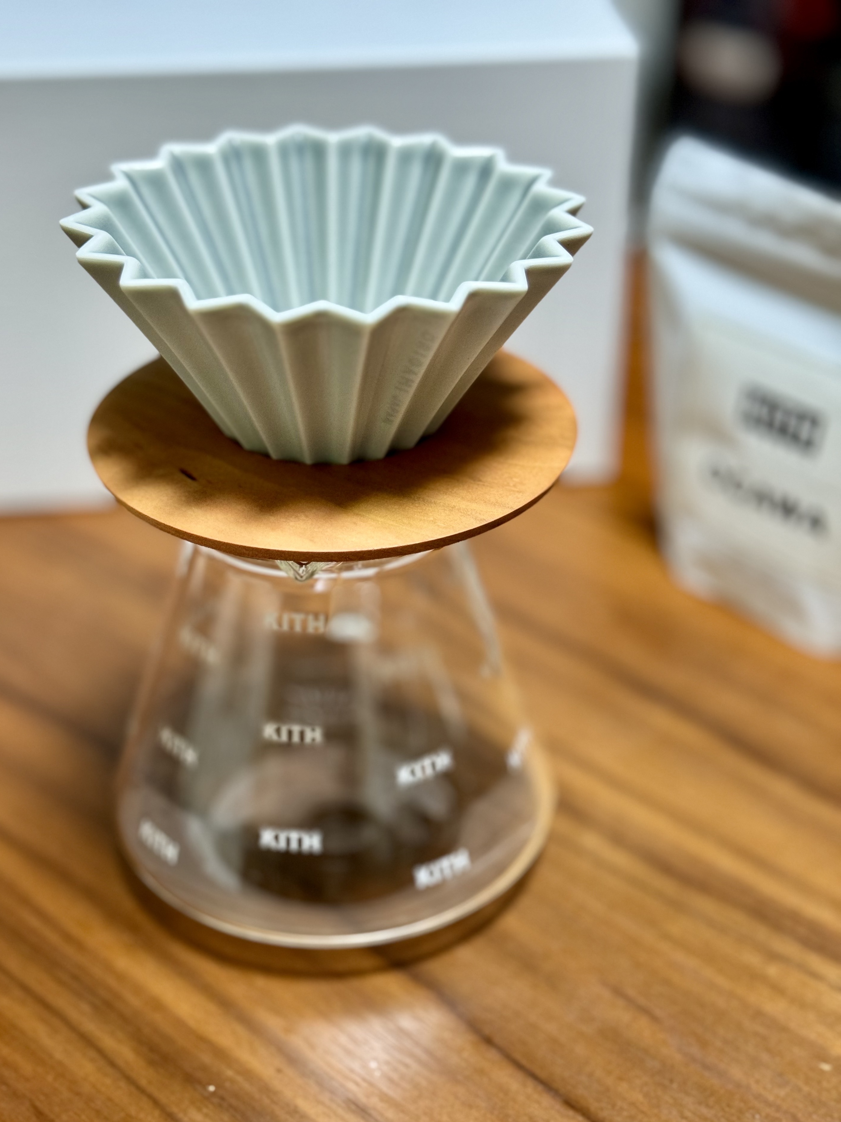 Kith For Origami Pour Over Coffee Dripper Set 착용 스타일 - 2