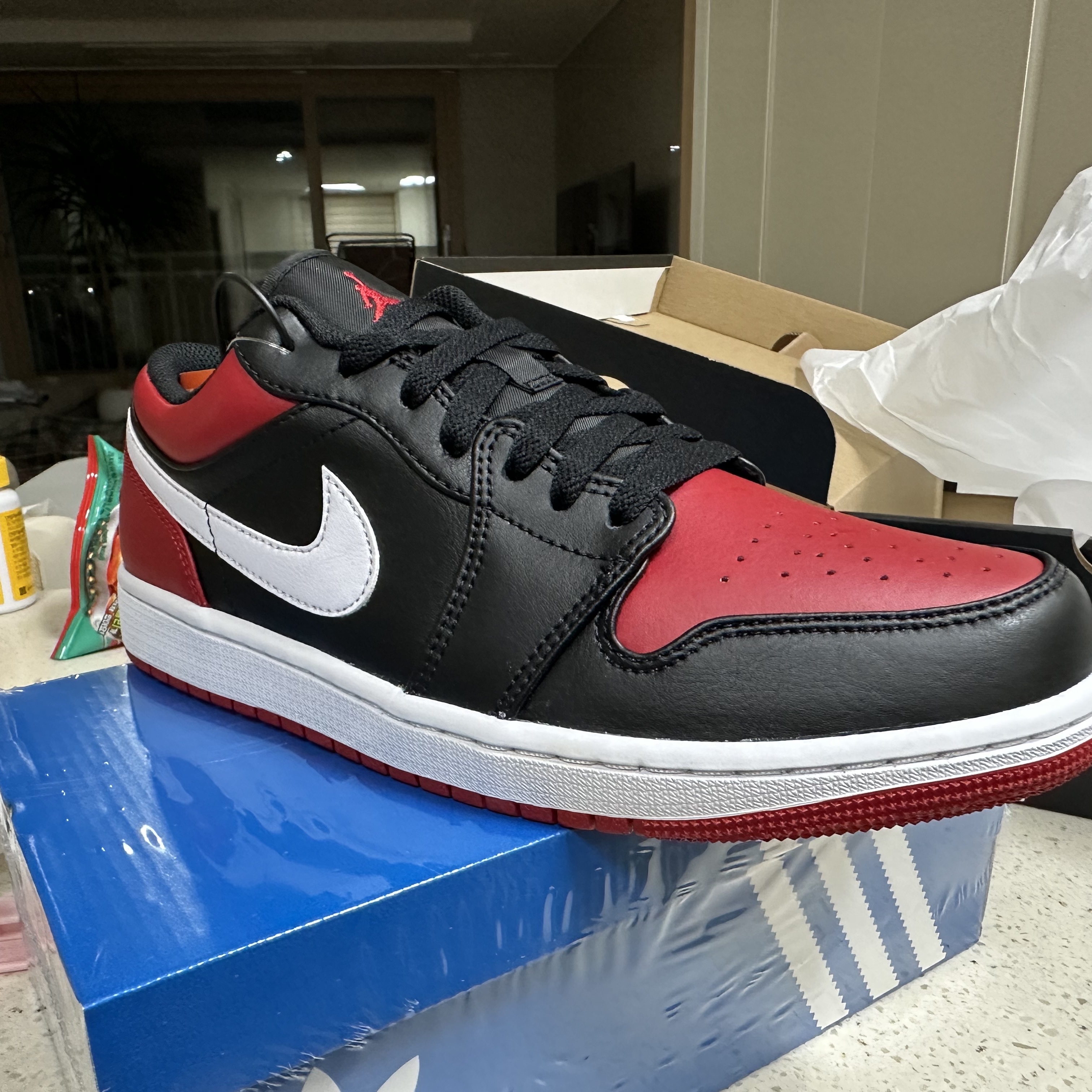 Jordan 1 Low Alternate Bred Toe 착용 스타일 - 3