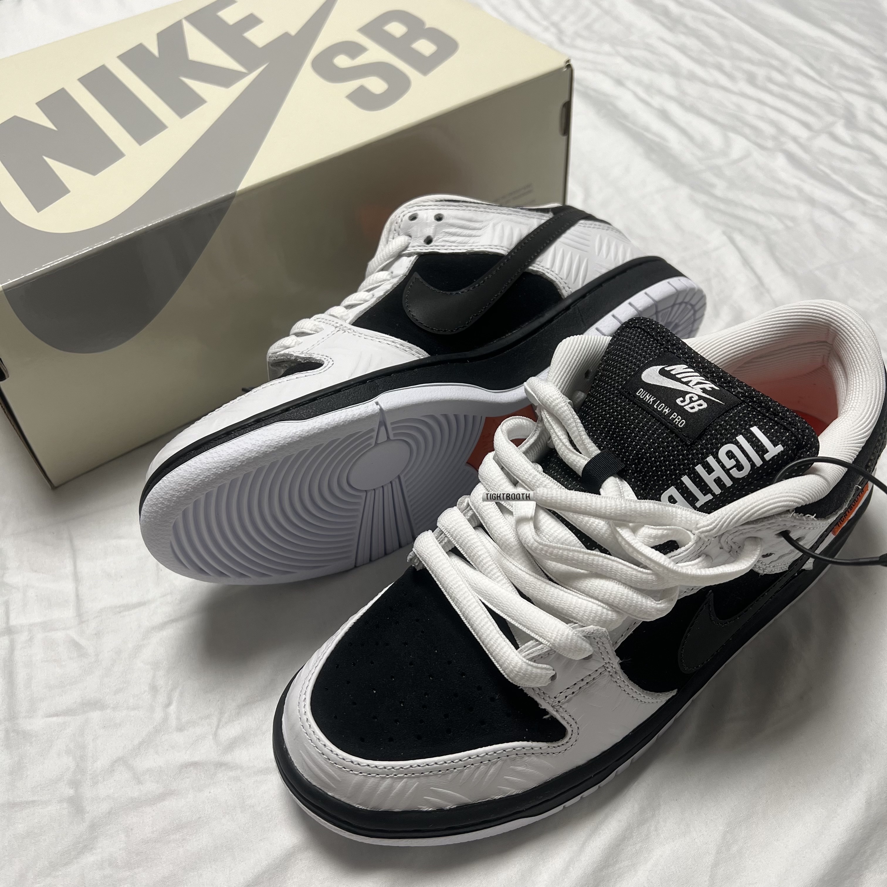 Nike x Tightbooth SB Dunk Low Pro Black and White 착용 스타일 - 4