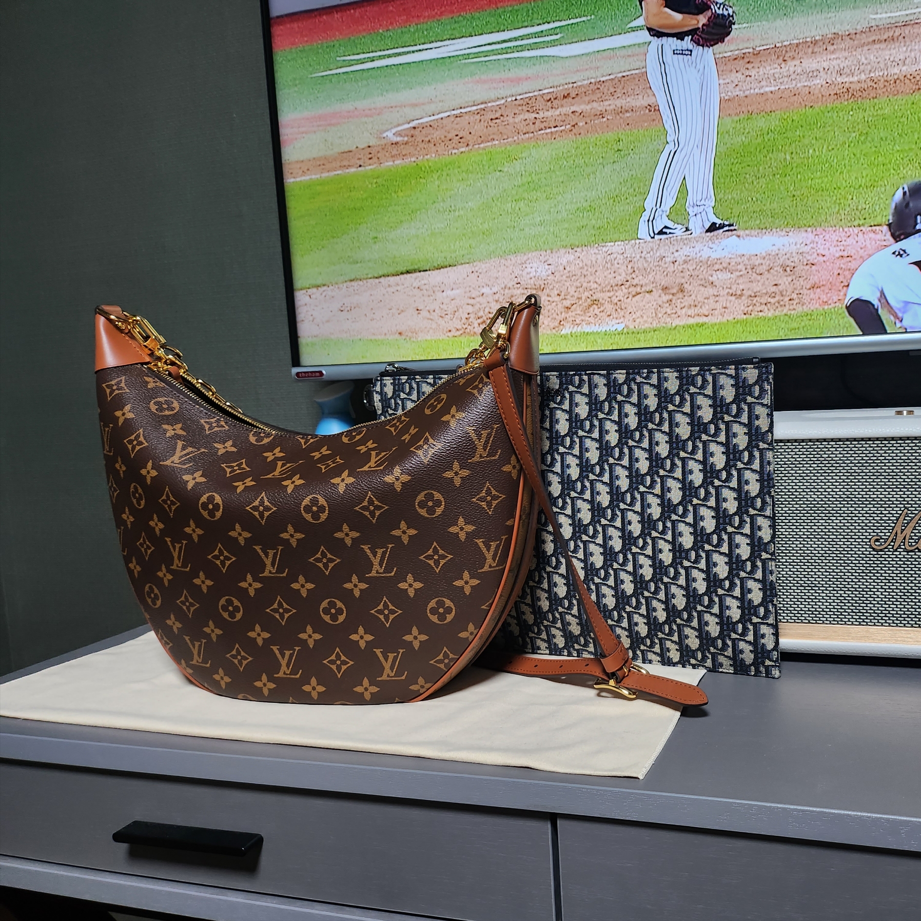 Louis Vuitton Loop Hobo Monogram, Dior A4 Pouch Beige & Black Dior Oblique Jacquard 착용 스타일
