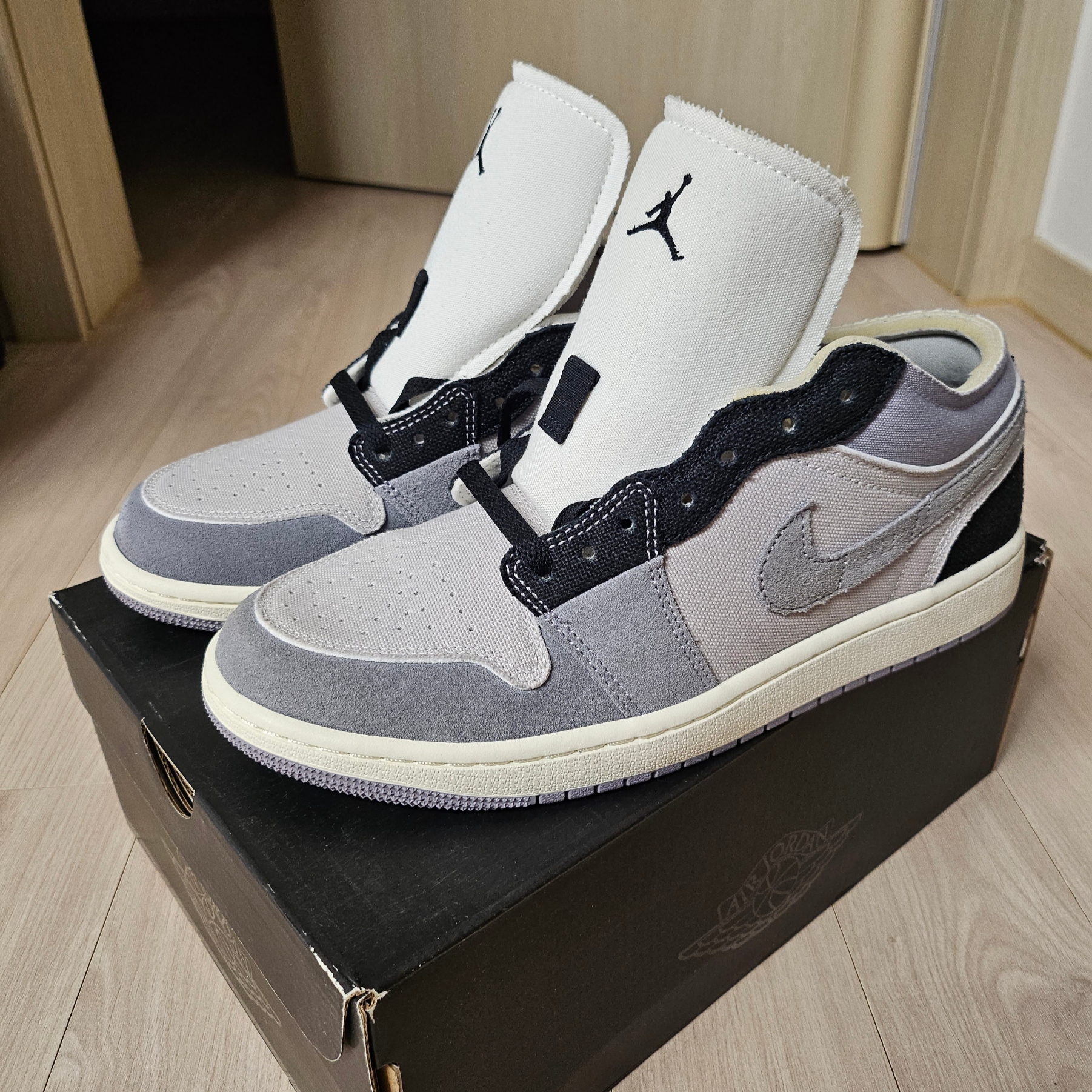 Jordan 1 Low SE Craft Tech Grey Cement Grey 착용 스타일 - 2