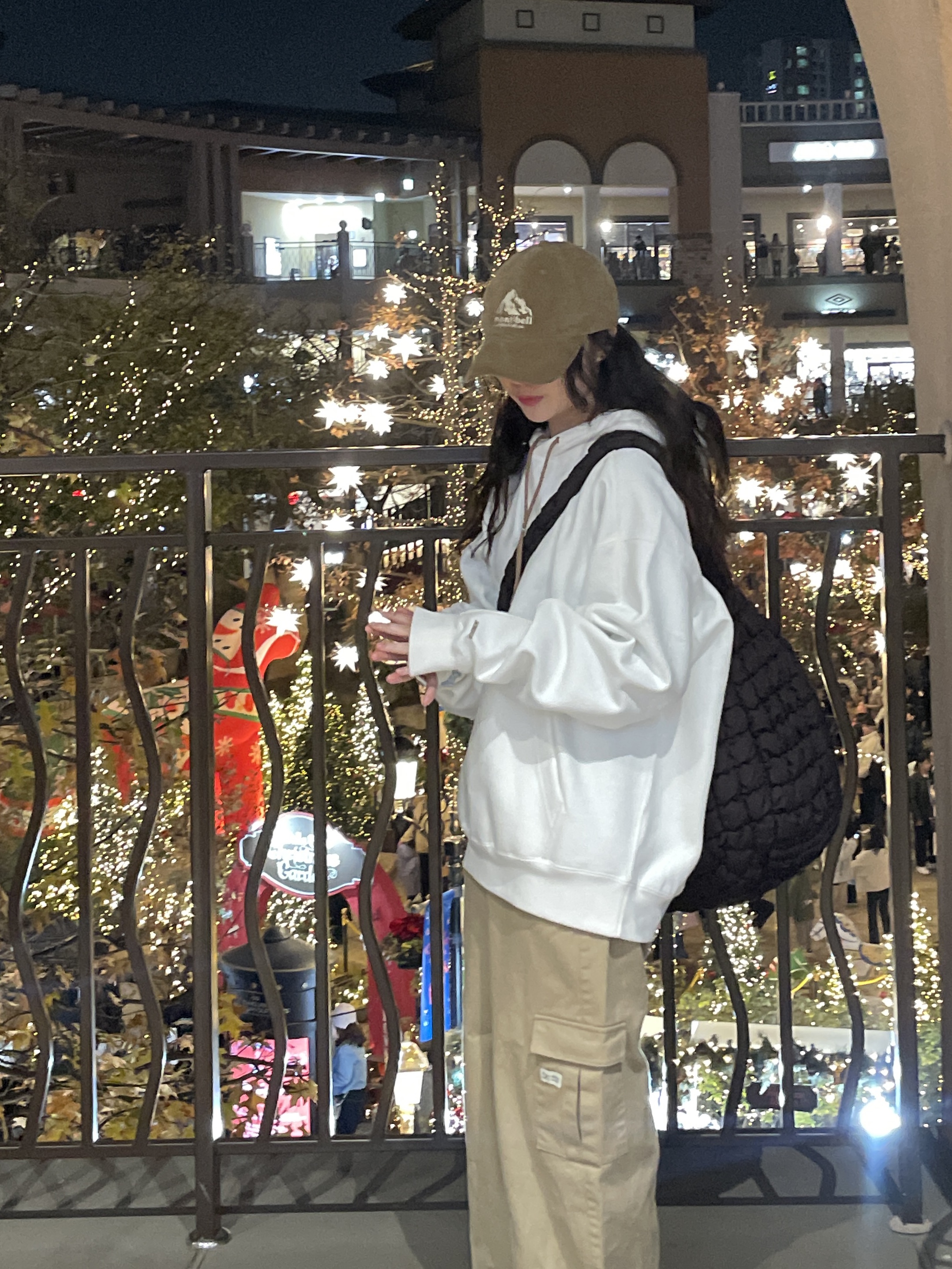 Nike x Jacquemus NRG Fleece Hoodie Sail - Asia, COS Quilted Oversized Shoulder Bag Brown 착용 스타일