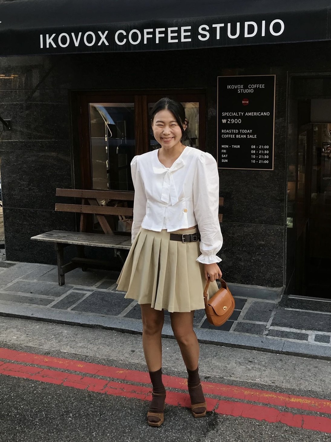 Anoetic Anc Classic Shoulder Bag Caramel, Anoetic Anc Classic Shoulder Bag Ivory 착용 스타일