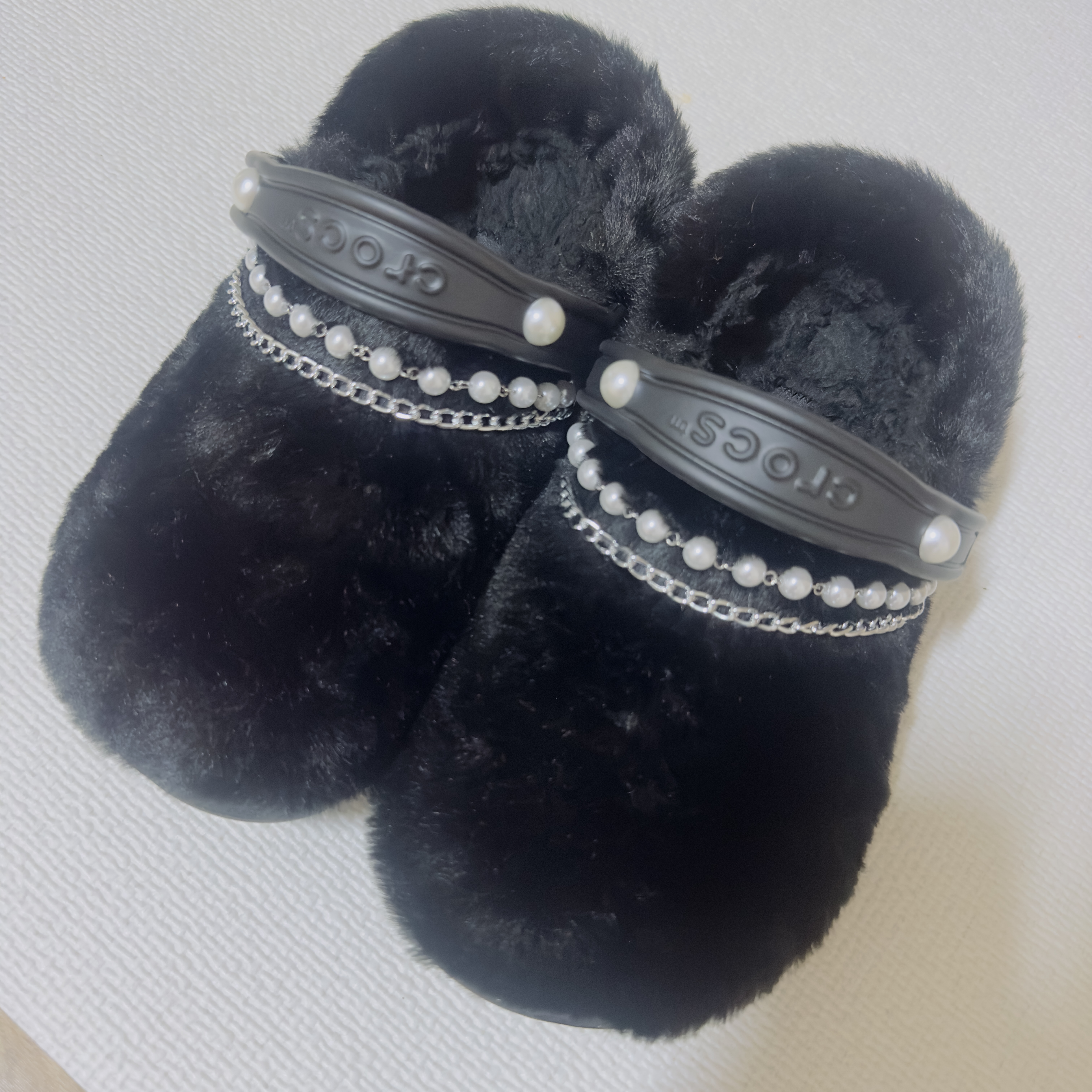 Crocs Classic Fur Sure Clog Black 착용 스타일 - 1
