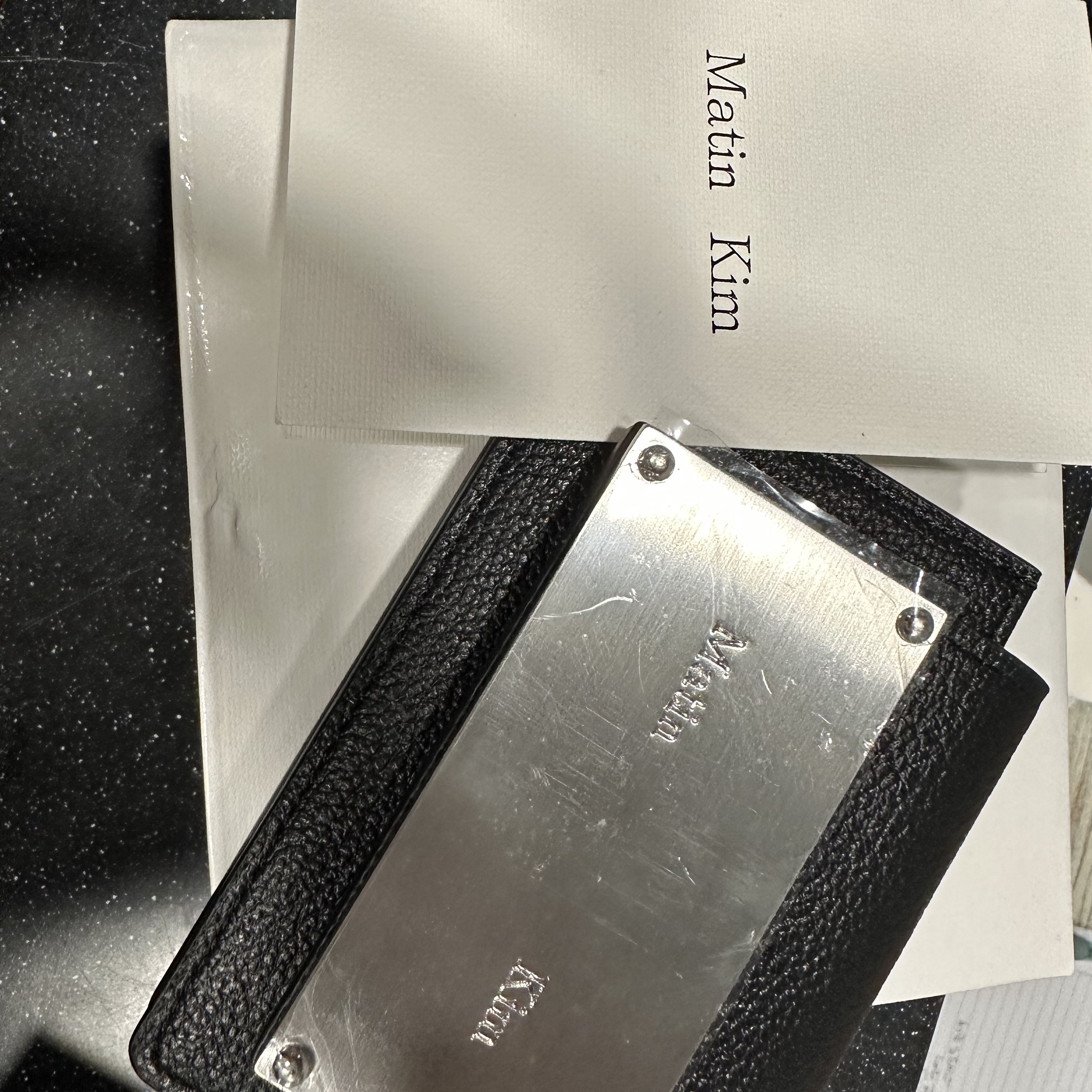 Matin Kim Accordion Wallet Black 착용 스타일