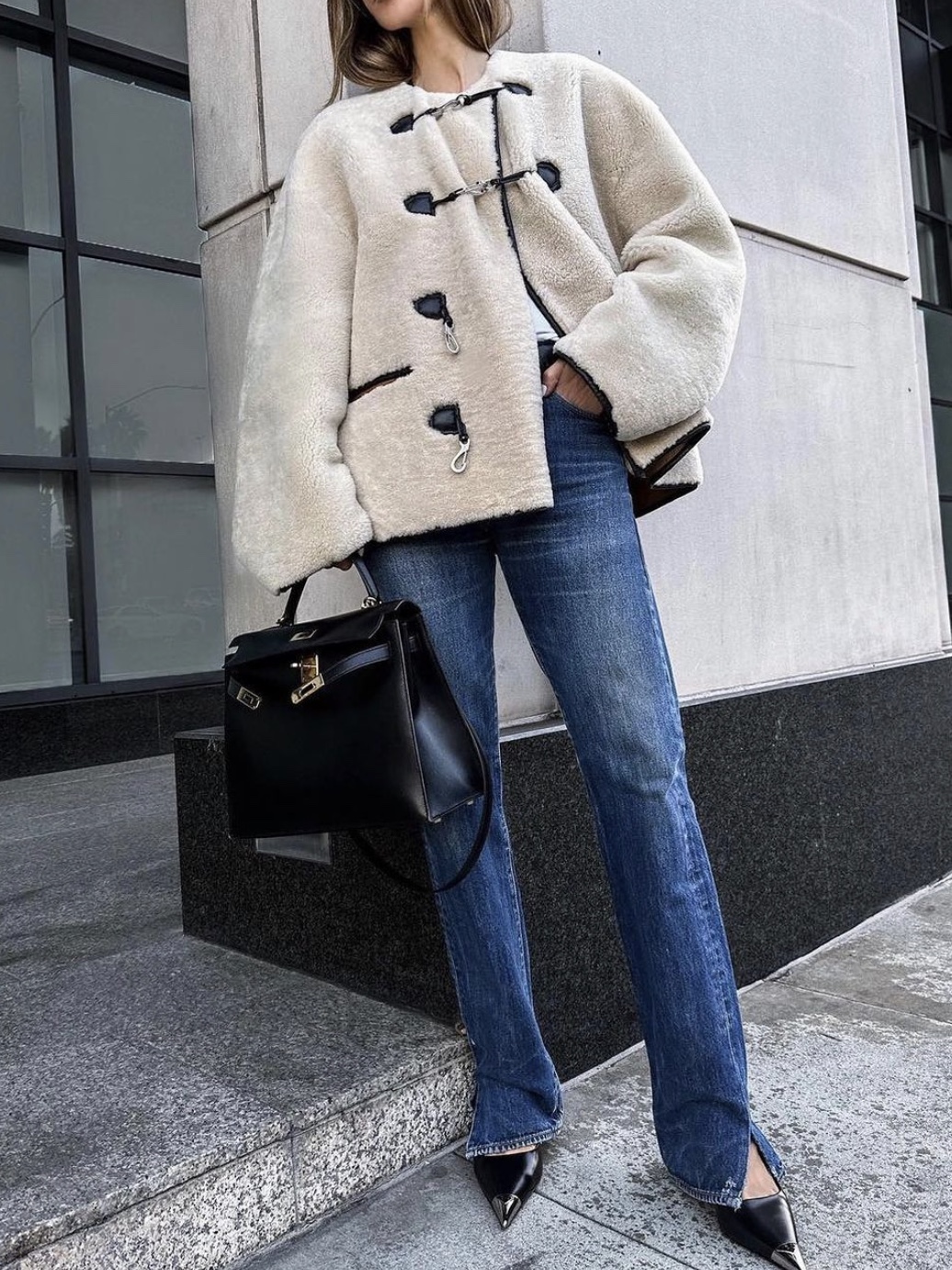 (W) Toteme Teddy Shearling Clasp Jacket Black 착용 스타일 - 5