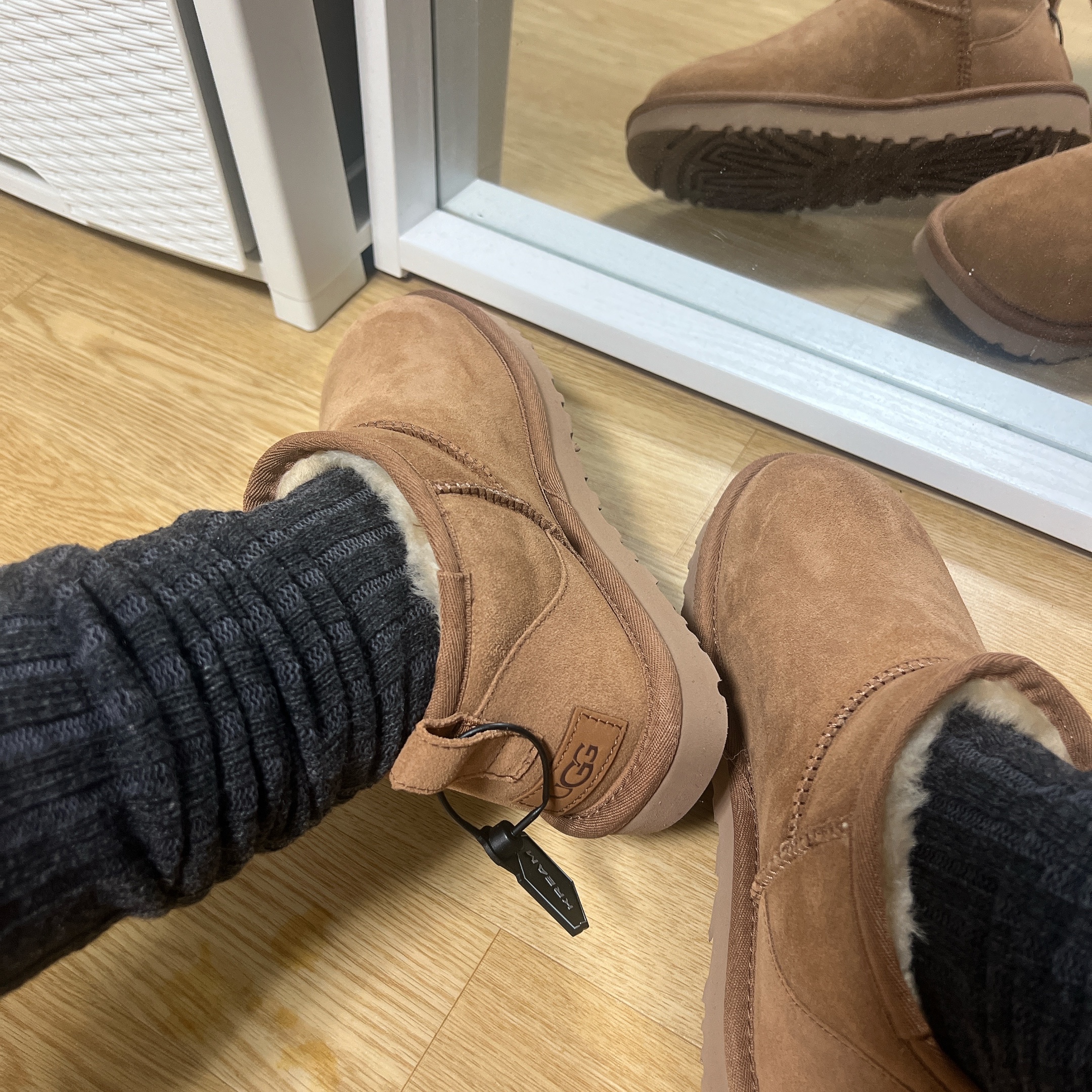 (W) UGG Classic Ultra Mini Boots Chestnut 착용 스타일 - 3
