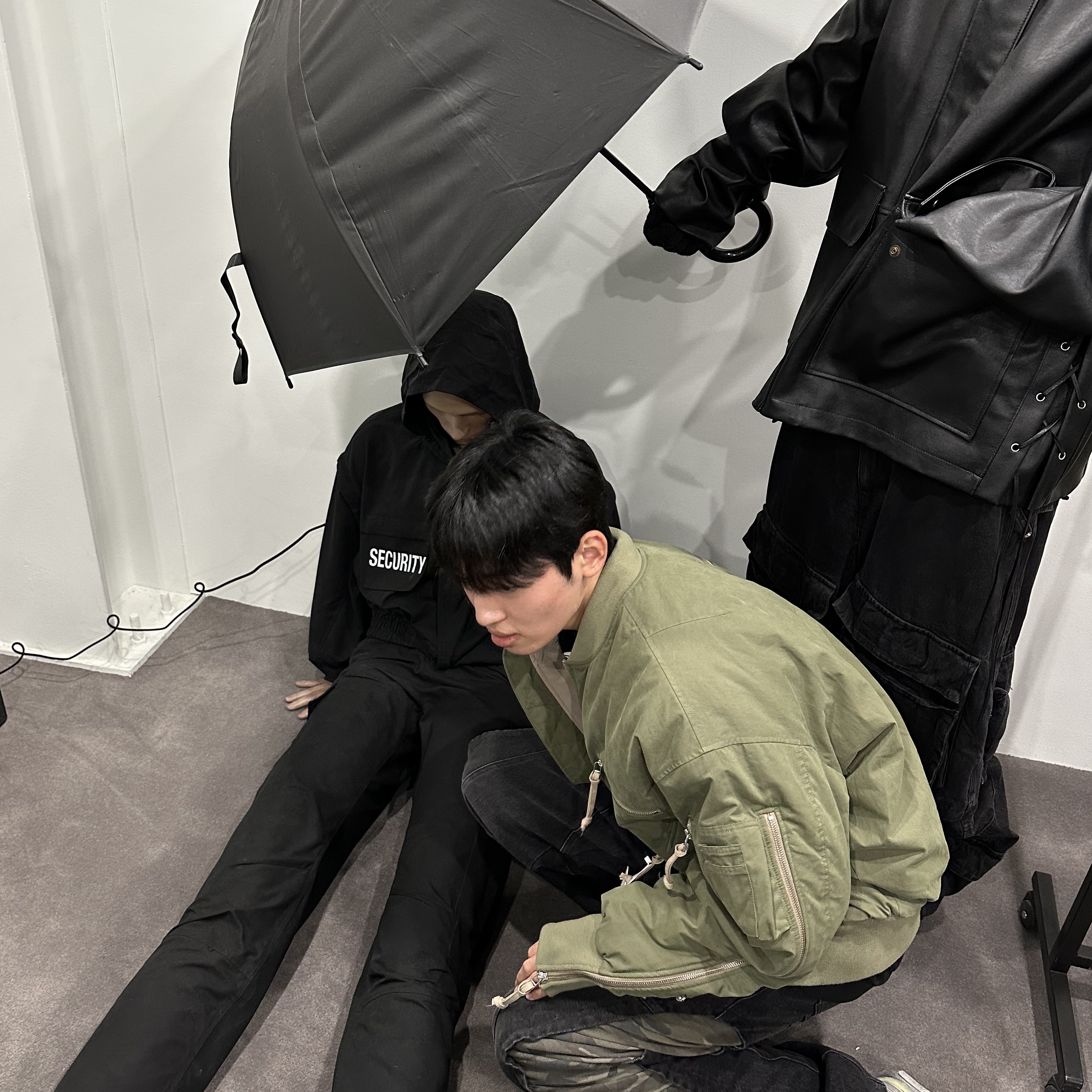 Balenciaga 3XL Sneakers Light Beige, Project G/R Crow Worldtour Hoodie Washed Black 착용 스타일 - 2