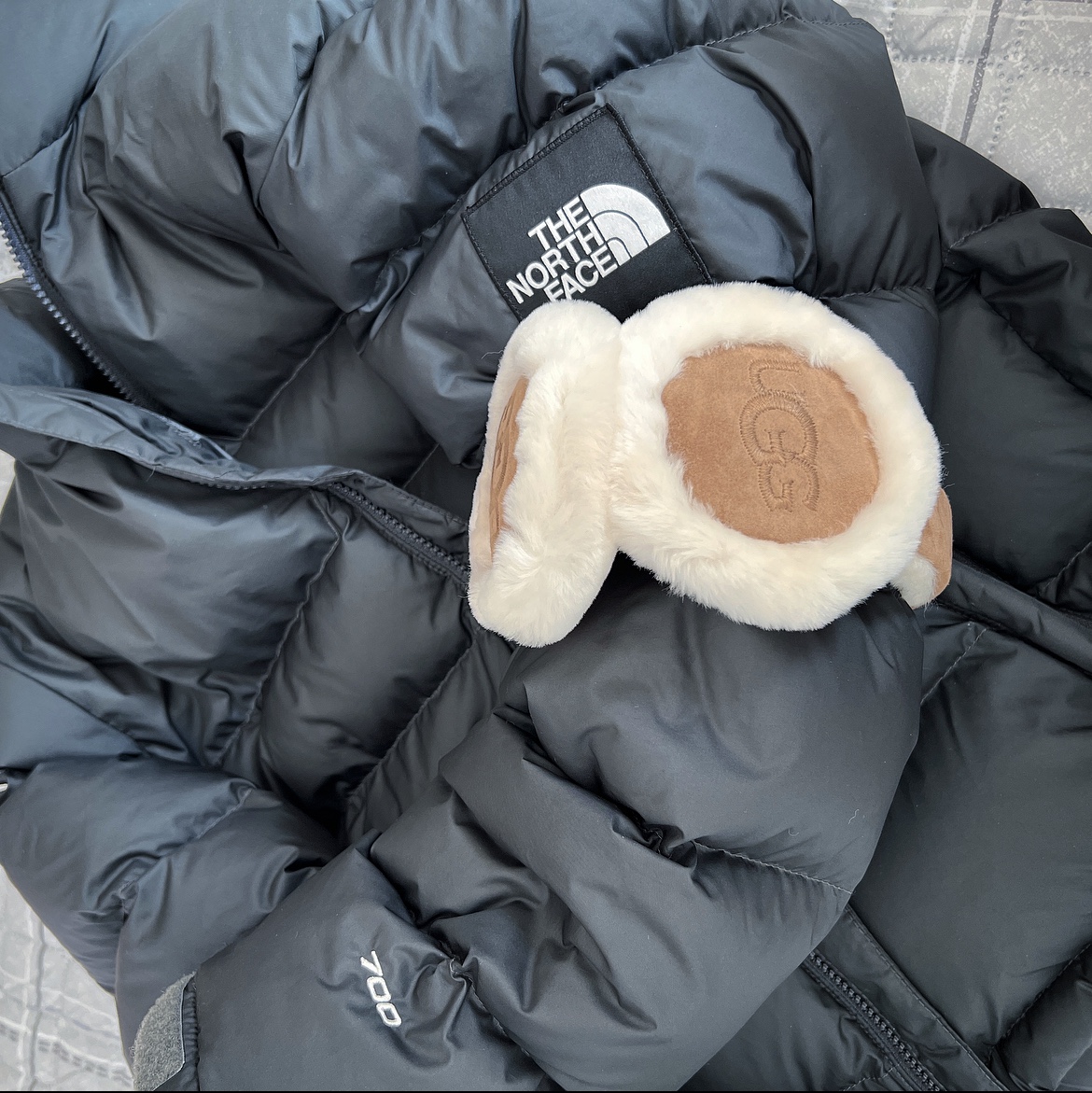 (W) UGG Embroidered Logo Earmuff Chestnut, The North Face 1992 Nuptse Jacket Charcoal 착용 스타일