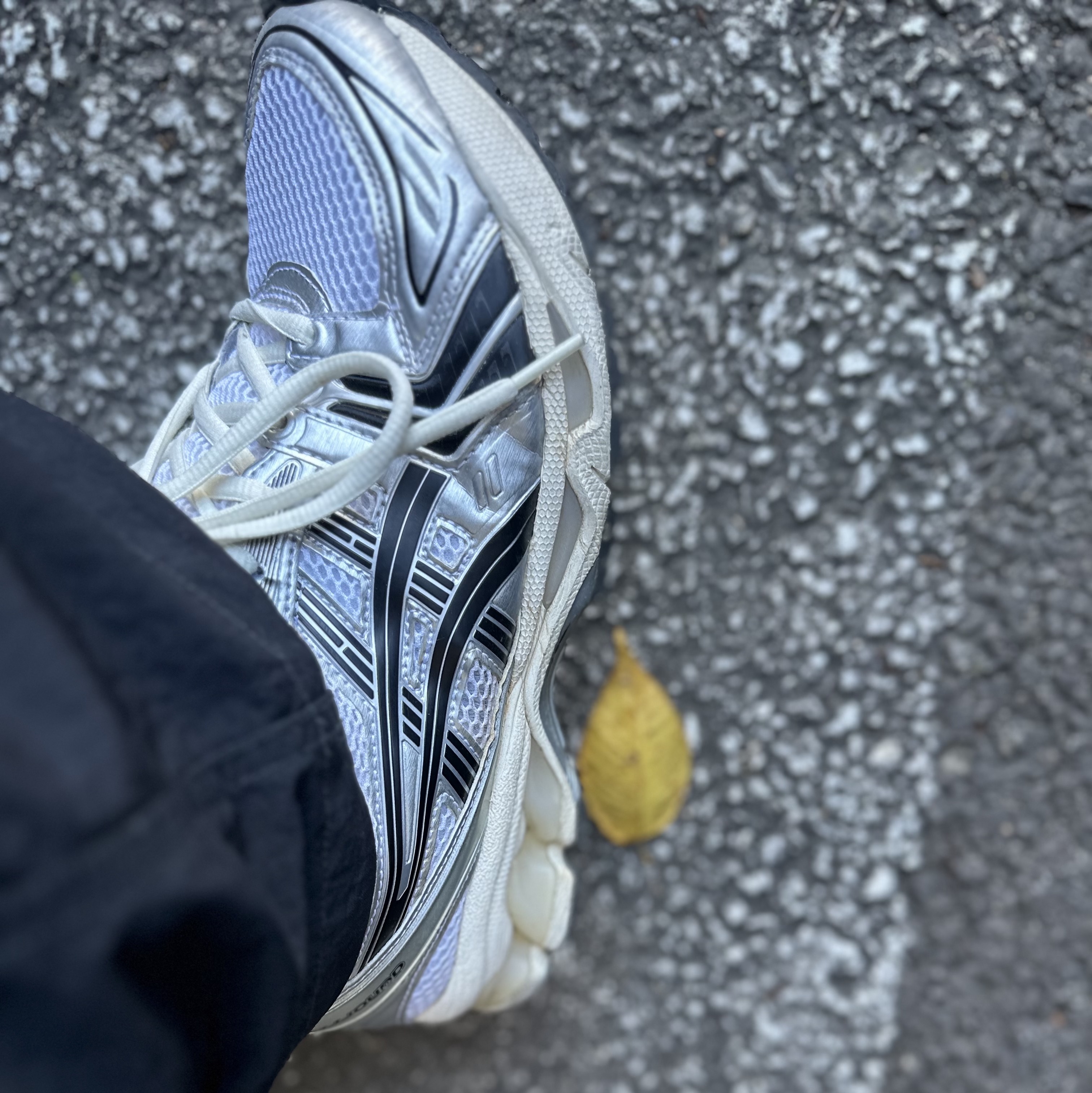 Asics x JJJJound Gel-Kayano 14 Silver Black 착용 스타일 - 3