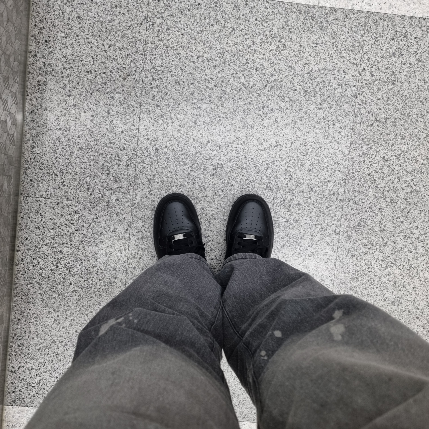 Nike Air Force 1 '07 Low Triple Black 착용 스타일 - 4