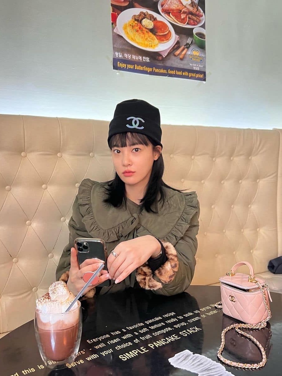 (W) Chanel Beanie Cashmere & White Black 착용 스타일 - 5