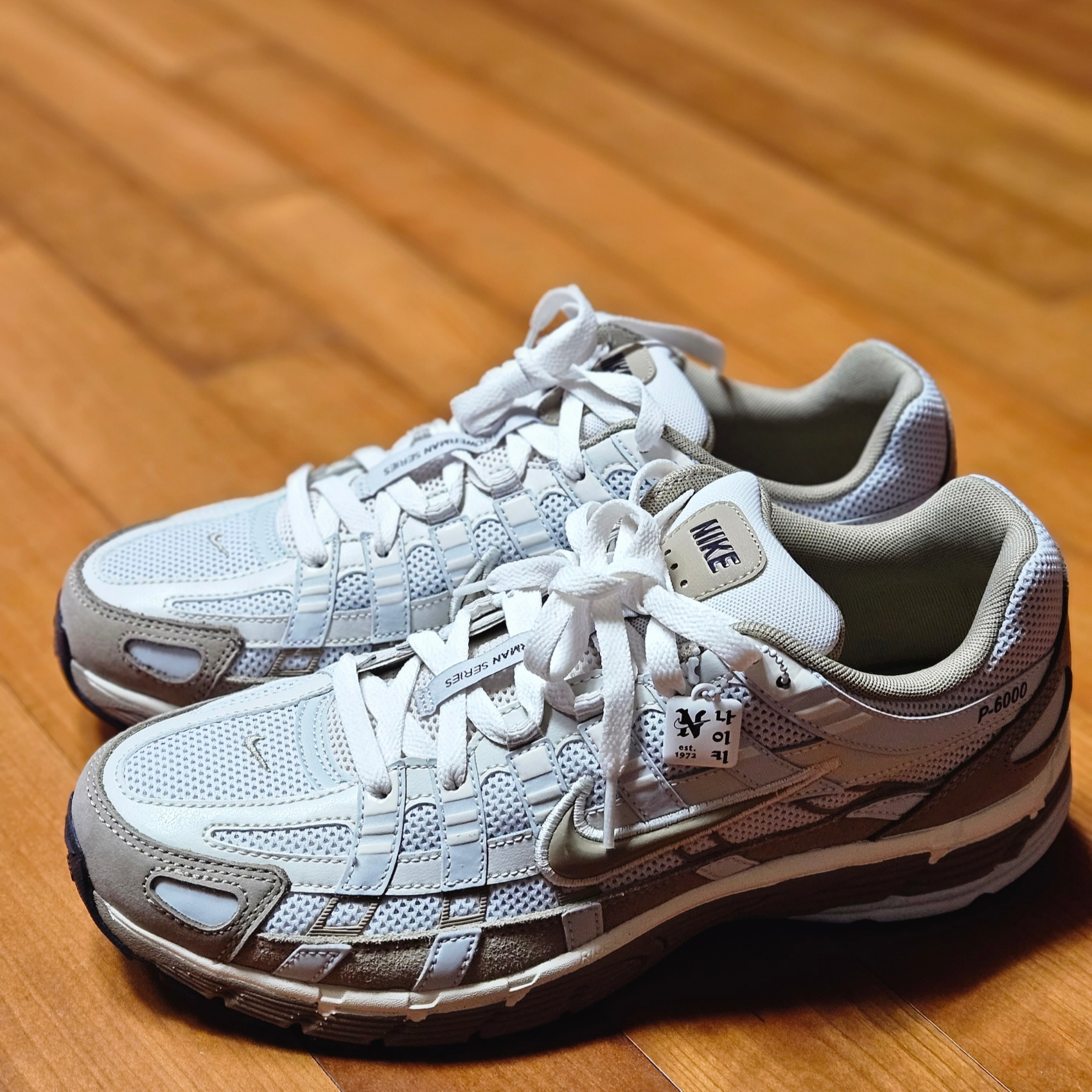 Nike P-6000 PRM Hangul Day Photon Dust Khaki 착용 스타일 - 1