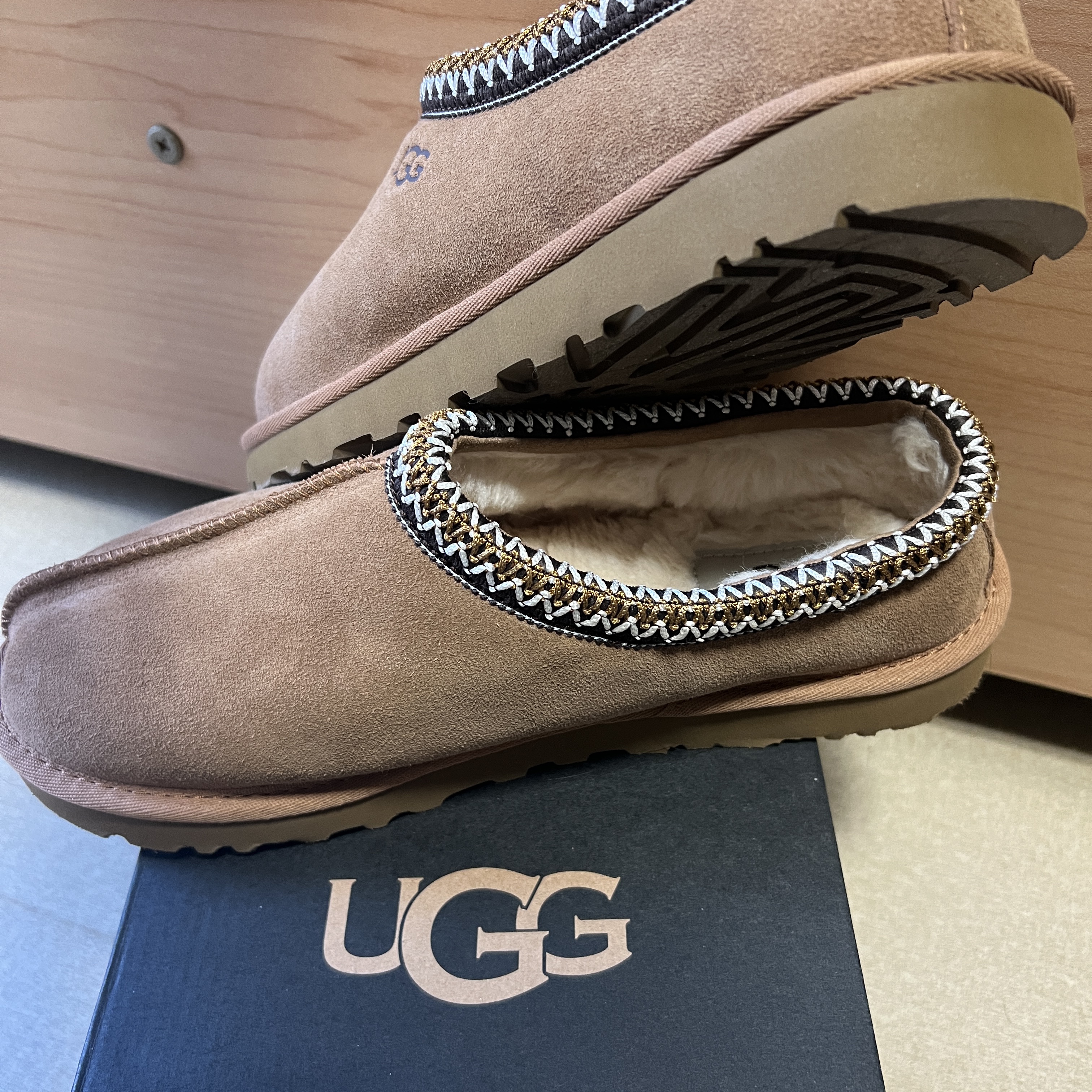 UGG Tasman Slipper Chestnut 착용 스타일