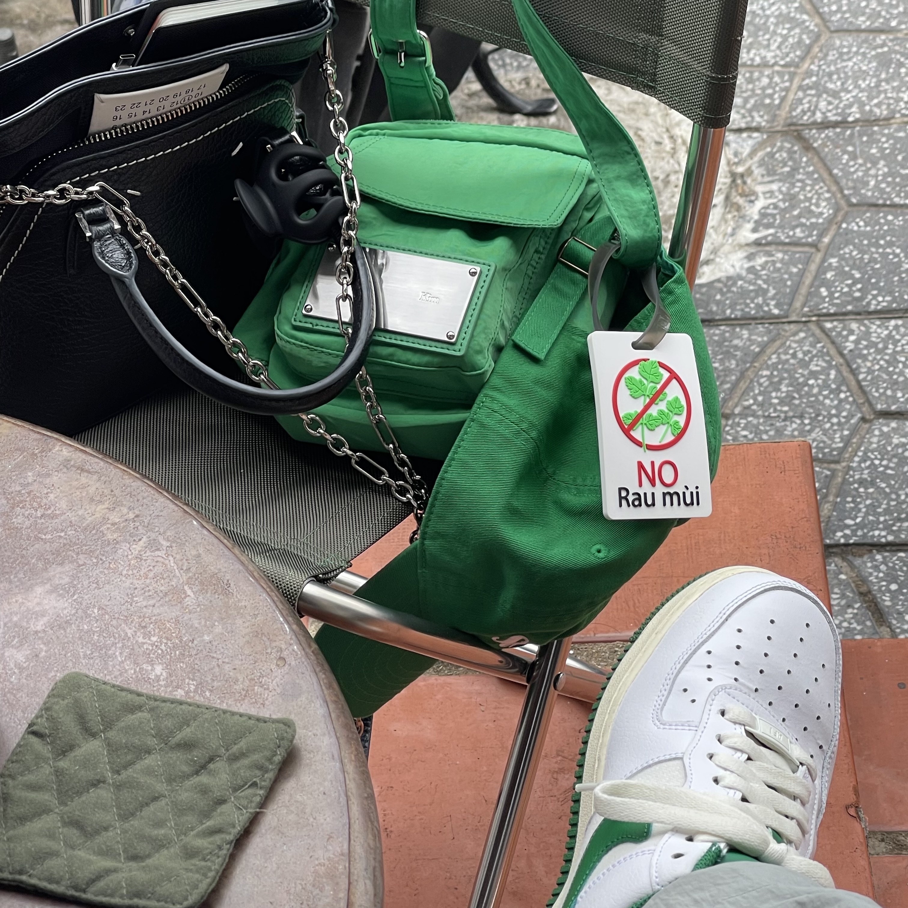 Nike Air Force 1 '07 LV8 Varsity White Pine Green, Matin Kim Cargo Cross Mini Bag Green 착용 스타일