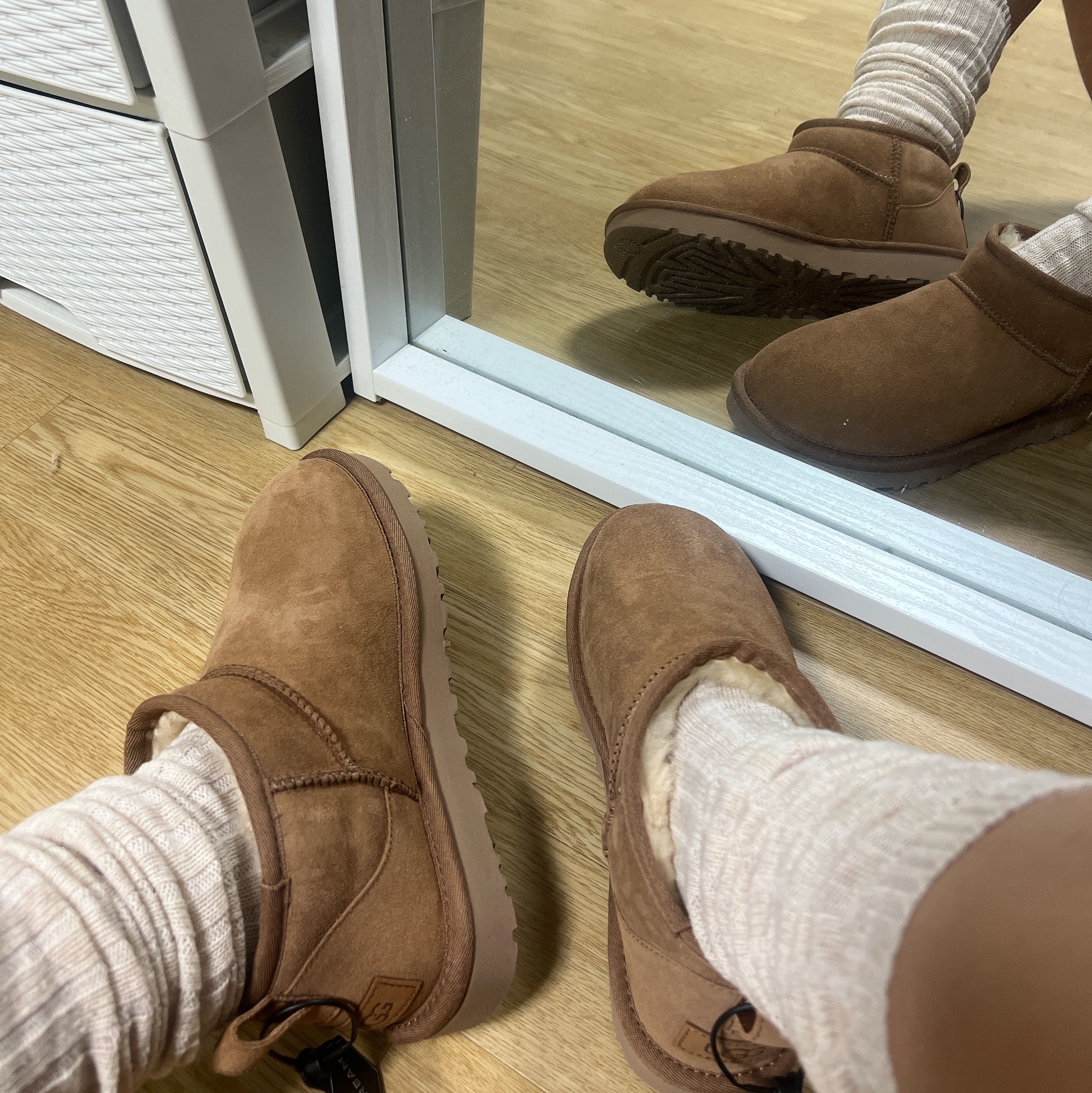 (W) UGG Classic Ultra Mini Boots Chestnut 착용 스타일 - 2