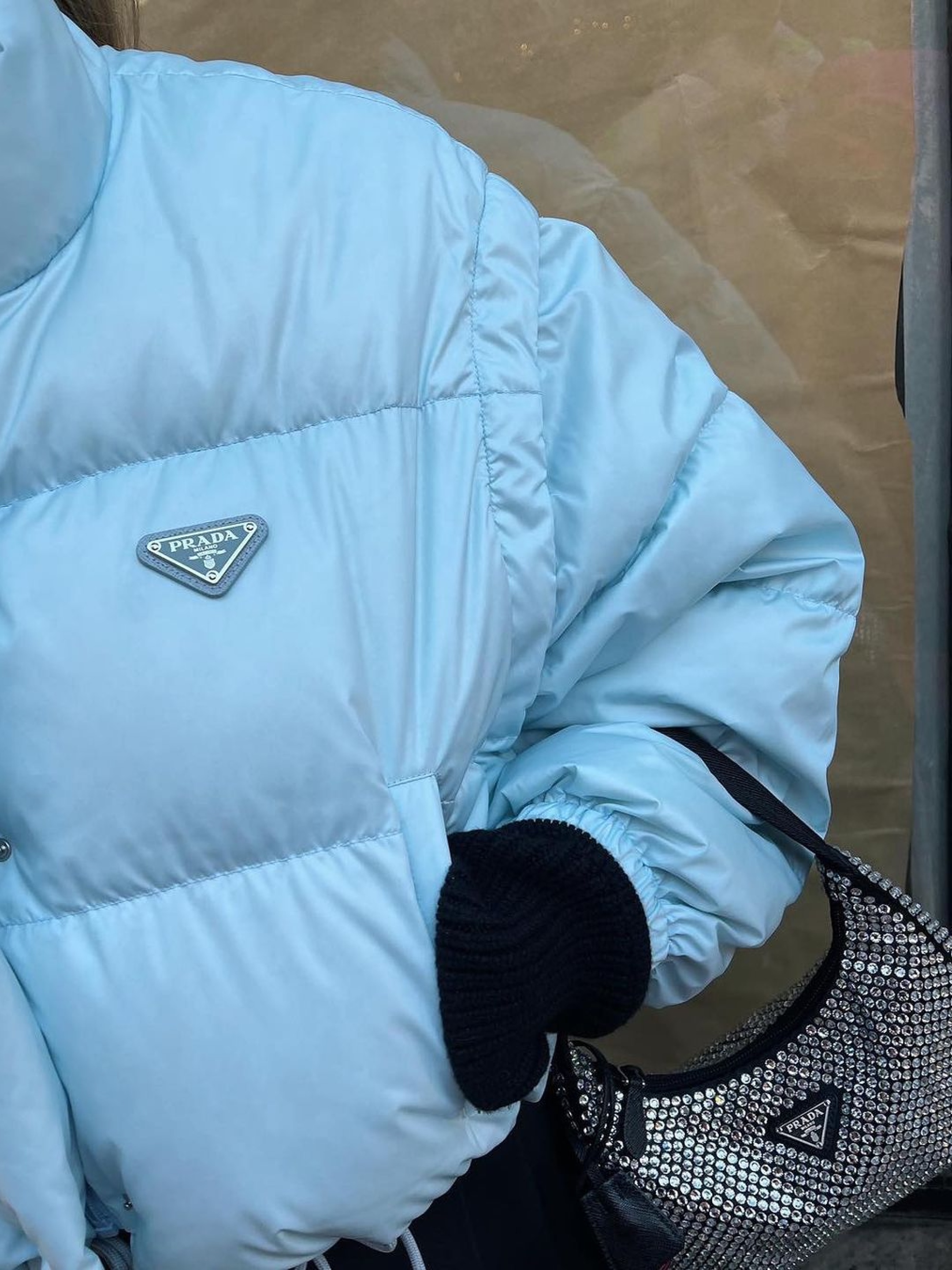 Prada Re-Nylon Down Jacket Black, (W) Prada Re-Nylon Cropped Convertible Down Jacket Sky Blue 착용 스타일 - 2