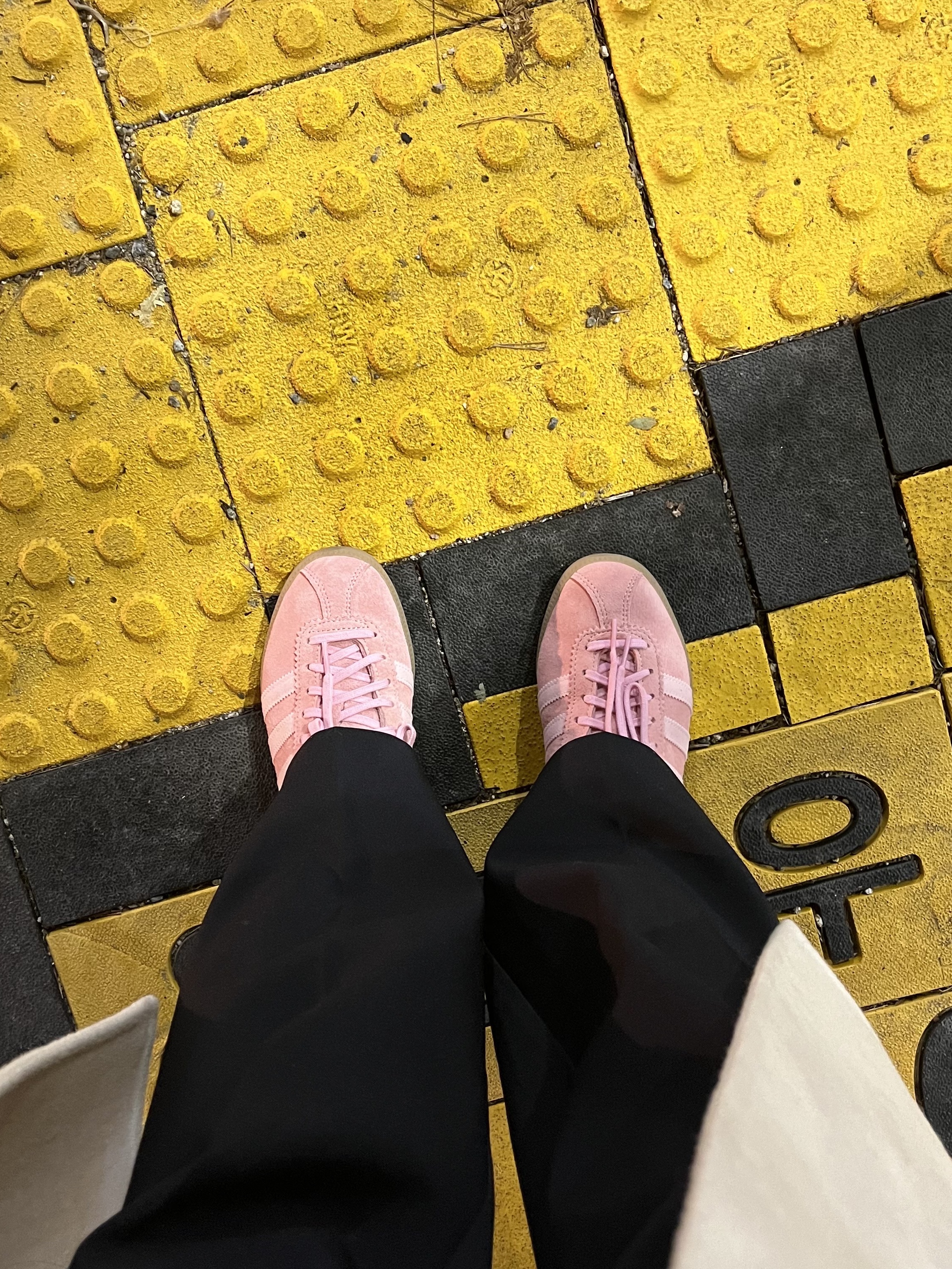 Adidas Bermuda Glow Pink 착용 스타일