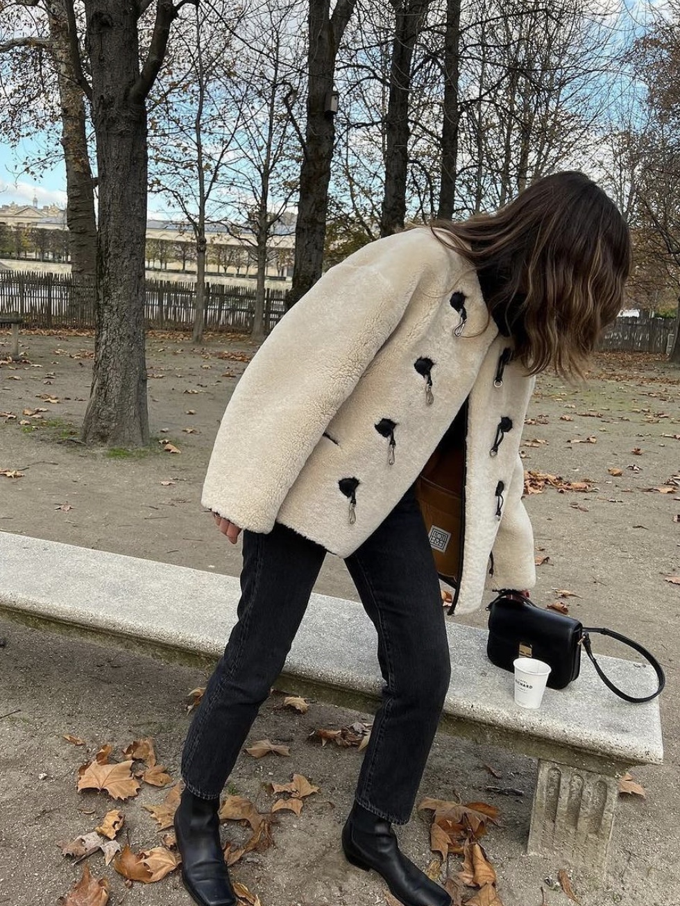 (W) Toteme Teddy Shearling Clasp Jacket Black 착용 스타일 - 4