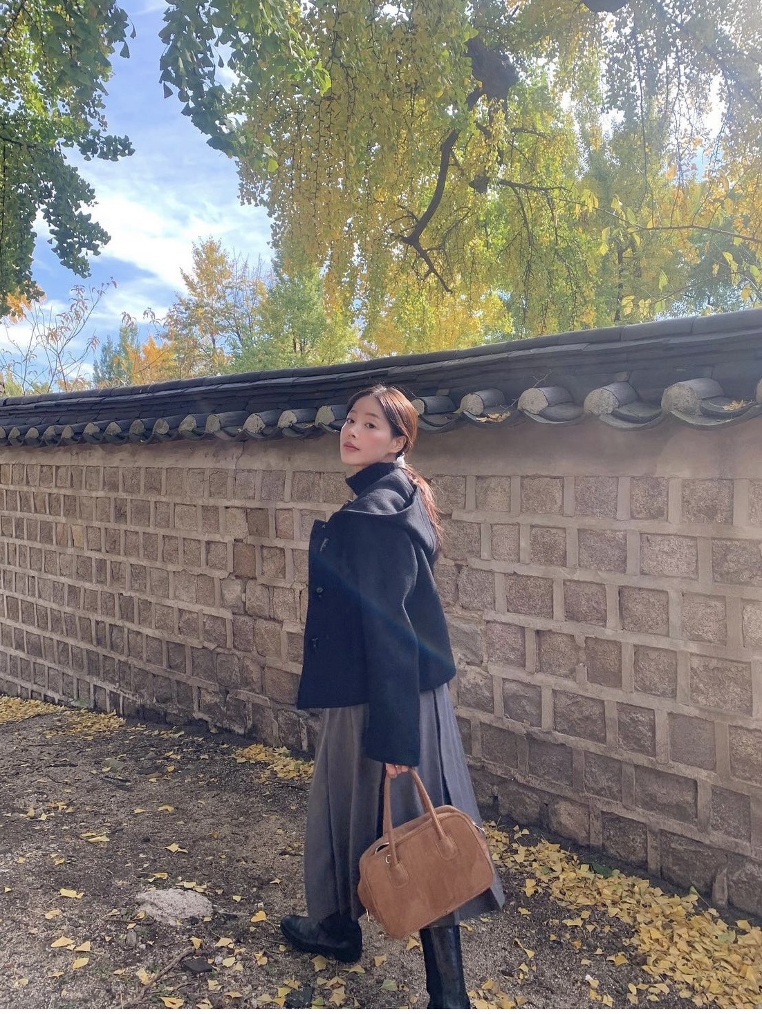 Anoetic Two-way Suede Tote Bag Black, Anoetic Two-way Suede Tote Bag Brown 착용 스타일