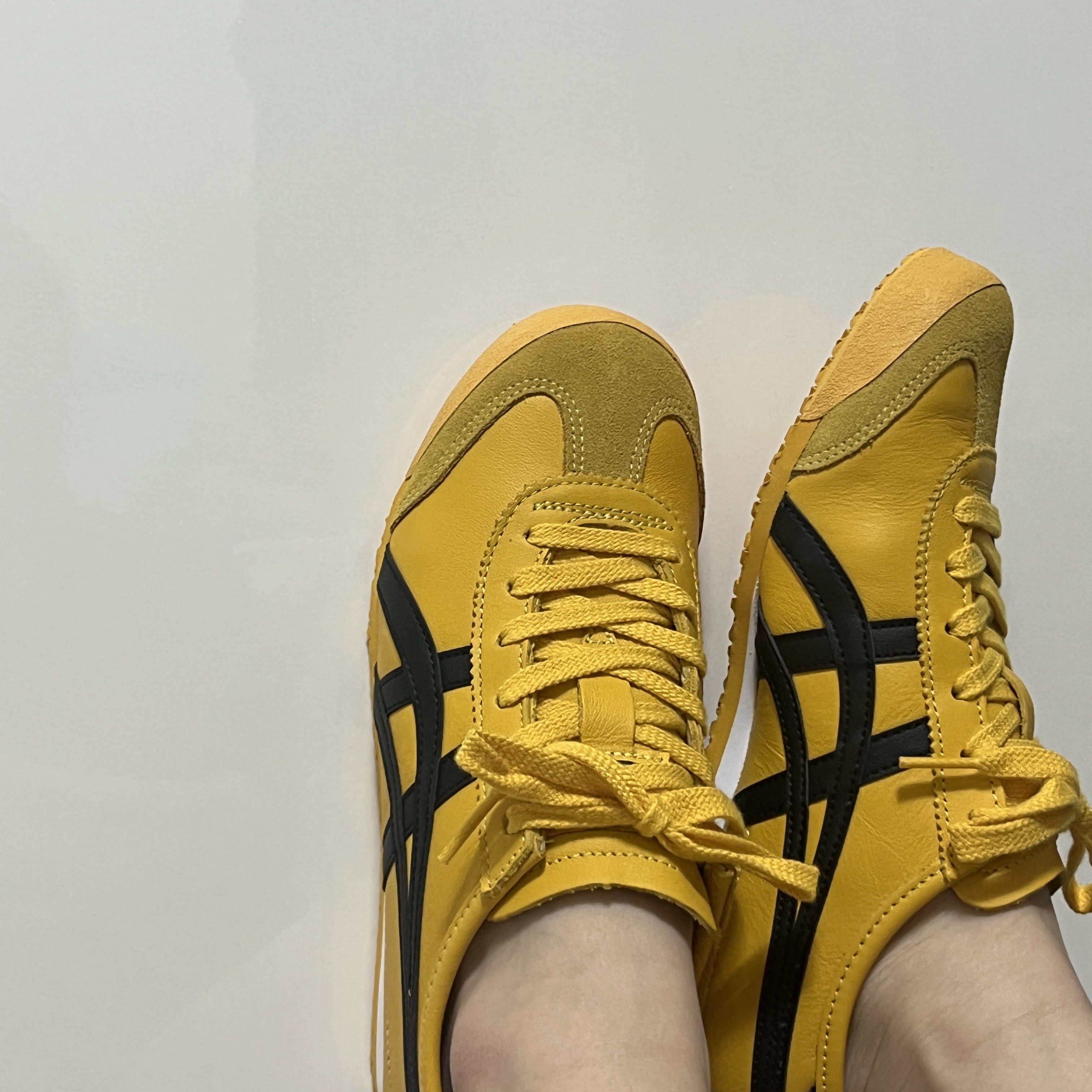 Onitsuka Tiger Mexico 66 Yellow Black 착용 스타일 - 2