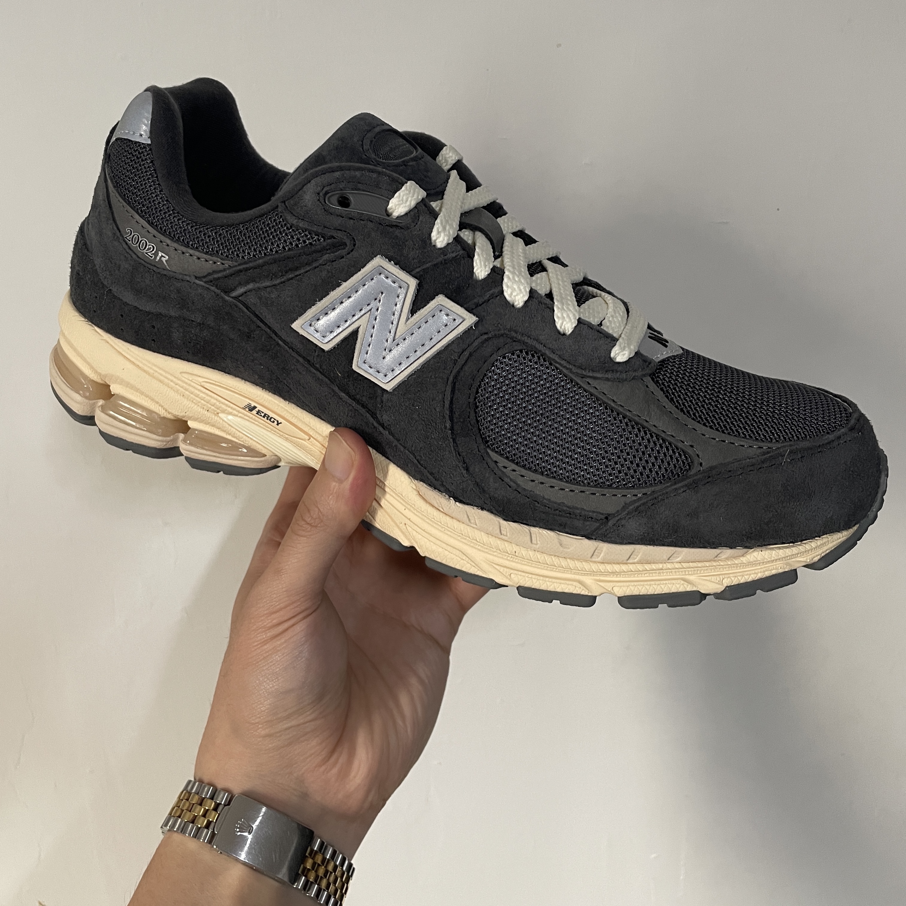 New Balance 2002R Special Vintage Black Grey, Nike Everyday Essential Ankle Socks White (3 Pack/Korean Ver.) 착용 스타일 - 1