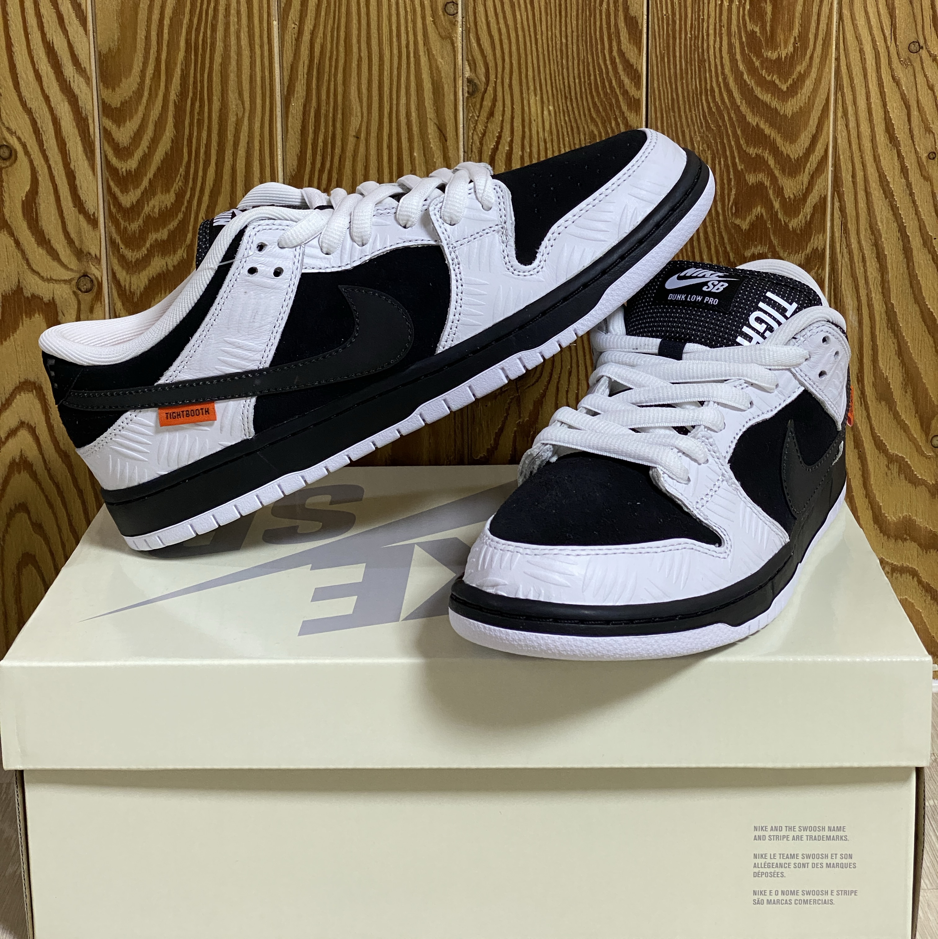 Nike x Tightbooth SB Dunk Low Pro Black and White 착용 스타일