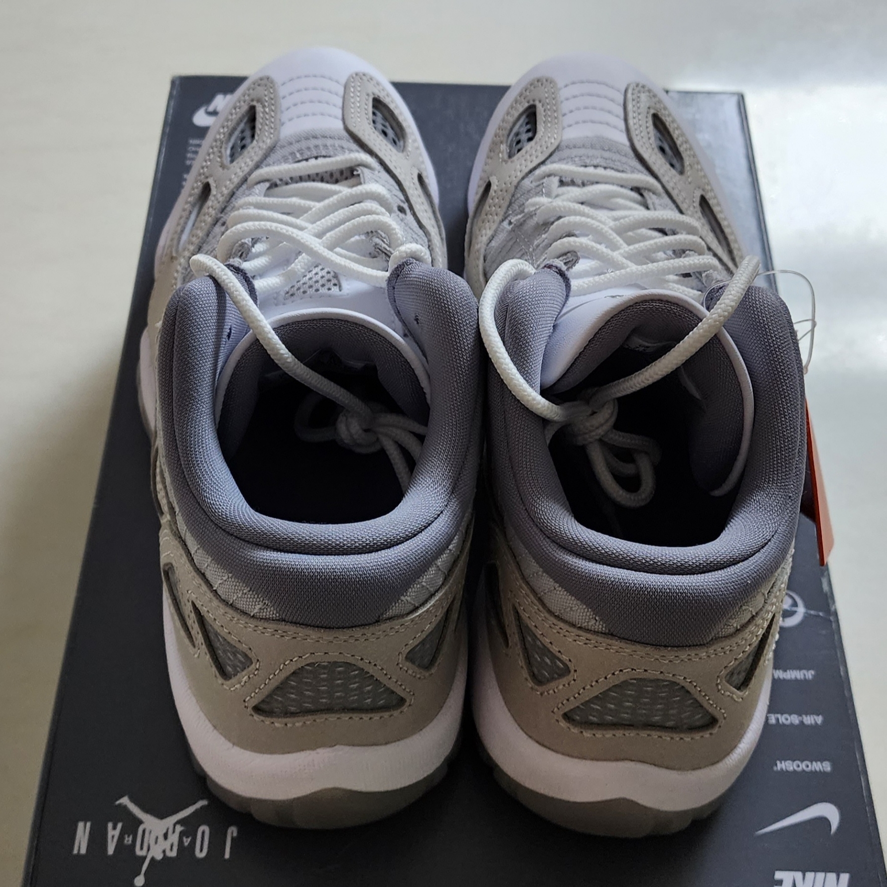 Jordan 11 Retro Low IE Light Orewood Brown 착용 스타일 - 4