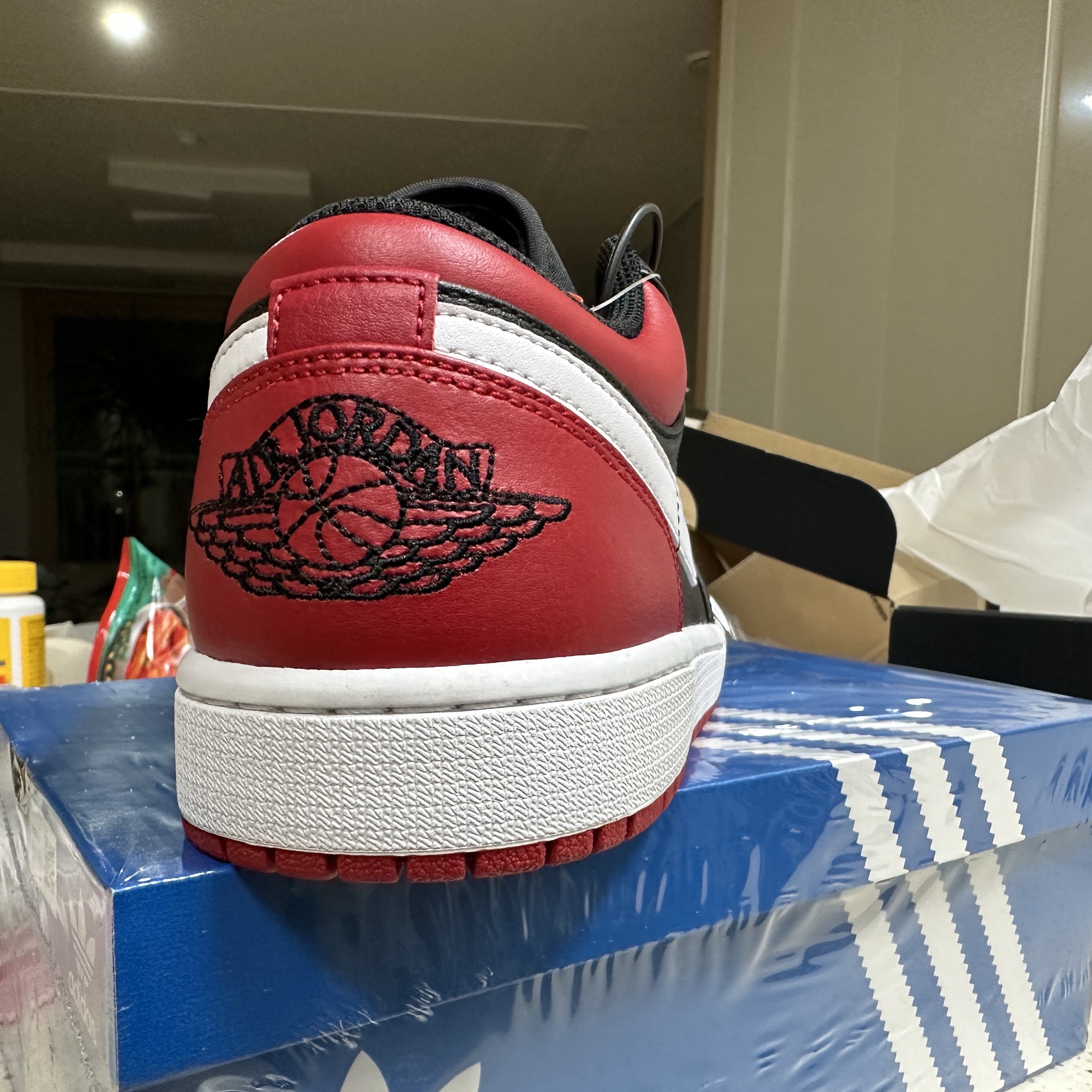 Jordan 1 Low Alternate Bred Toe 착용 스타일 - 2