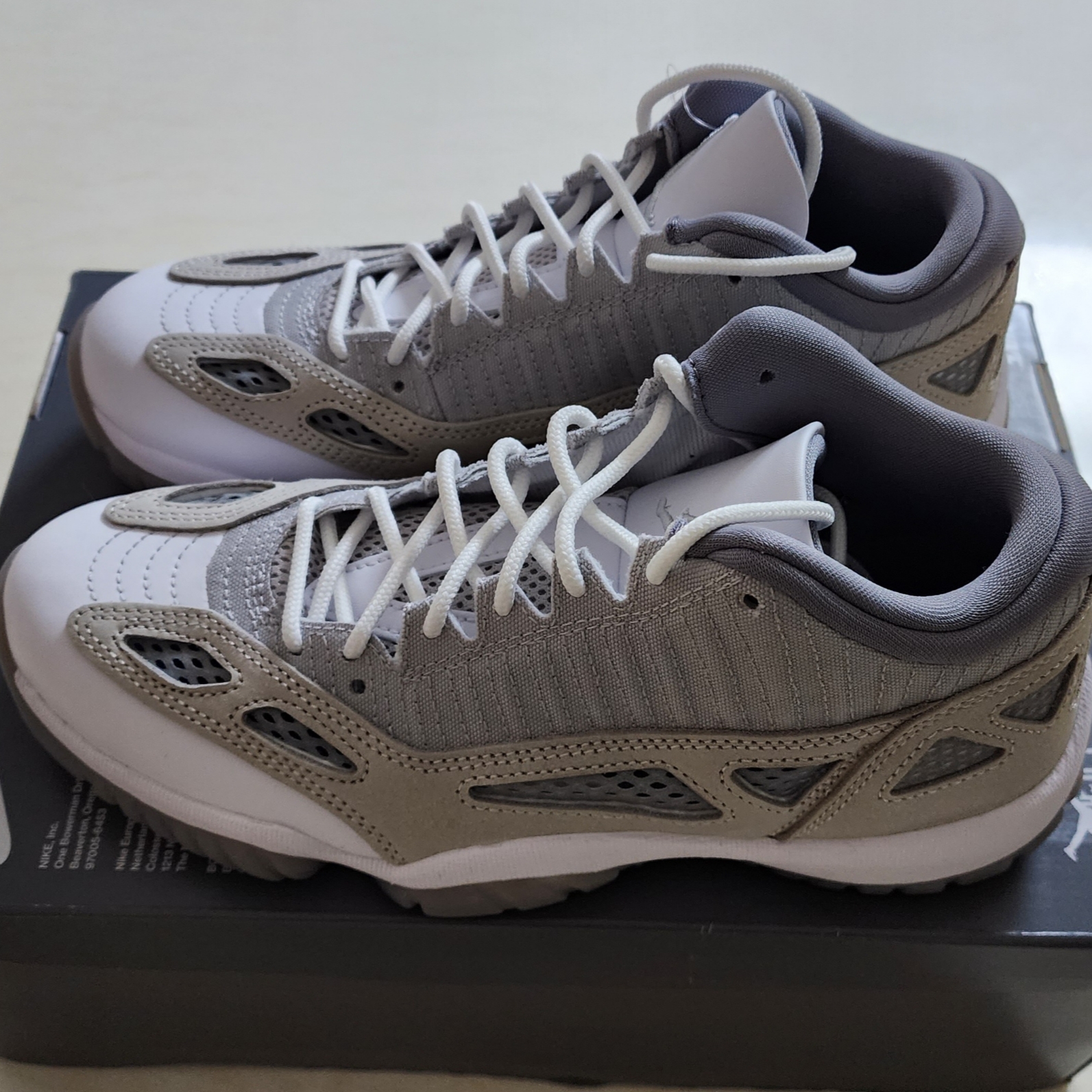 Jordan 11 Retro Low IE Light Orewood Brown 착용 스타일 - 2