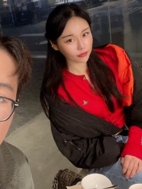 (W) Vivienne Westwood Bea Cardigan Red 착용 스타일