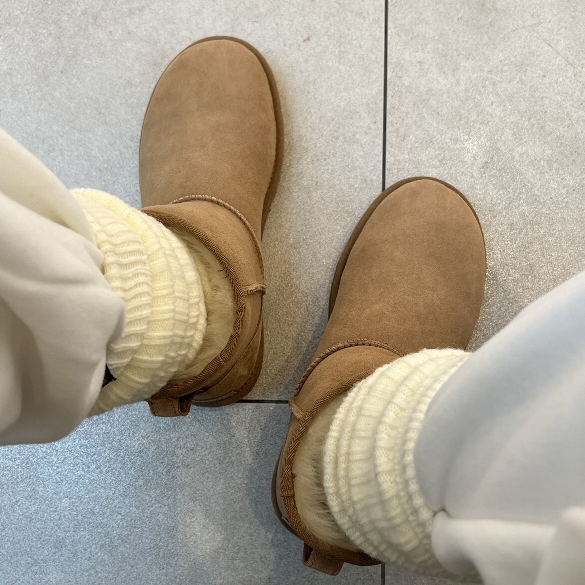(W) UGG Classic Mini II Boots Chestnut, Polyteru Turtle Neck Sleeve Charcoal 착용 스타일 - 4