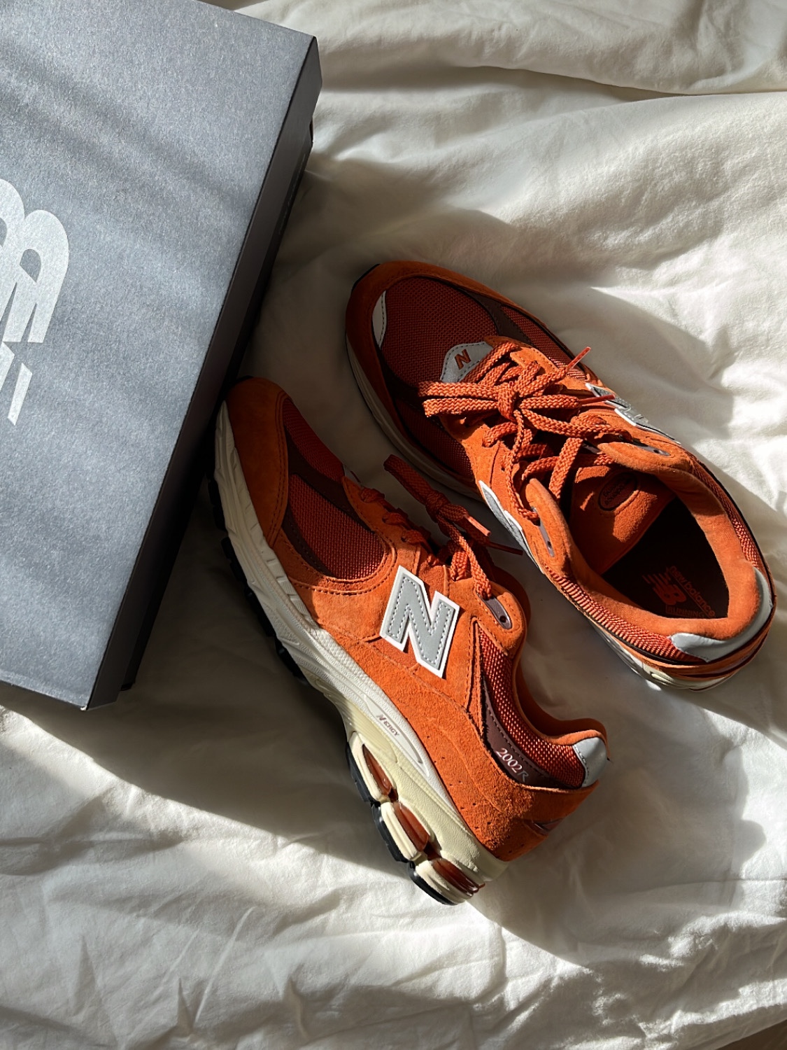 New Balance 2002R Rust Oxide 착용 스타일 - 1