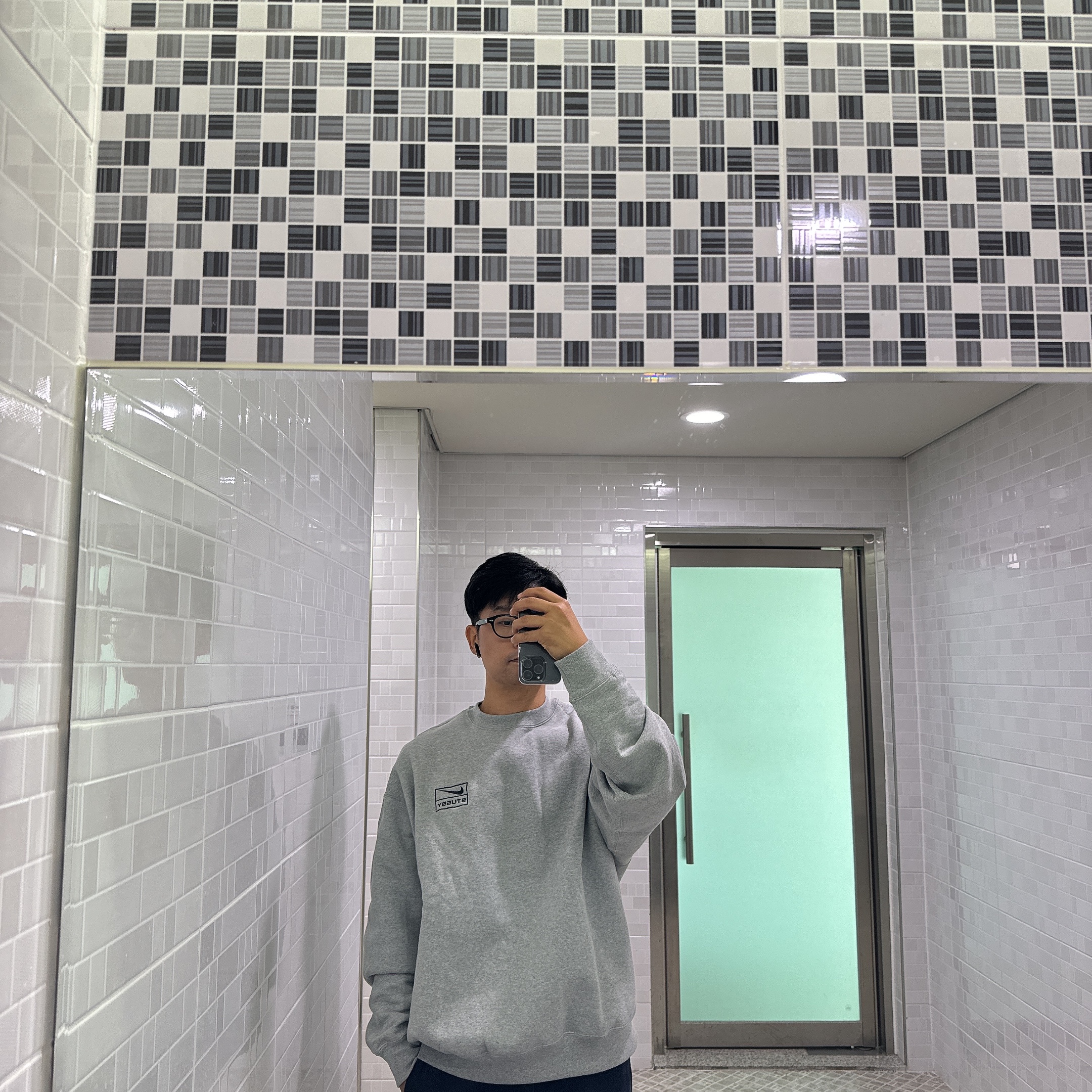 Nike x Stussy NRG Fleece Crewneck Dark Grey Heather (DO9337-063) 착용 스타일
