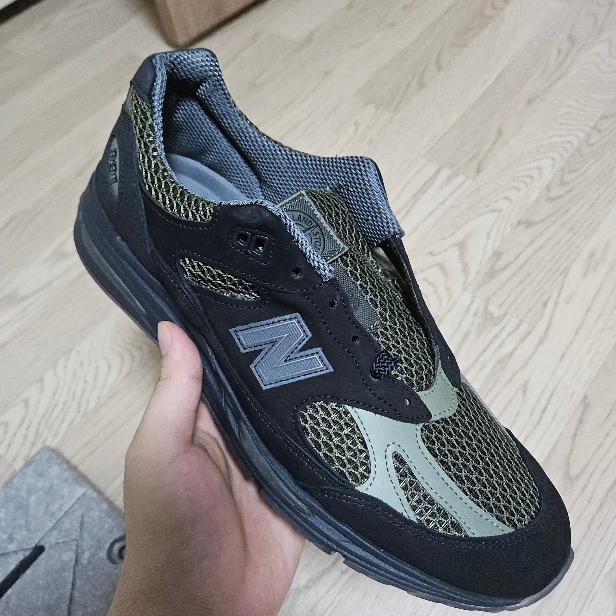 New Balance x Stone Island 991v2 Made in UK Black Olive Night 착용 스타일 - 3