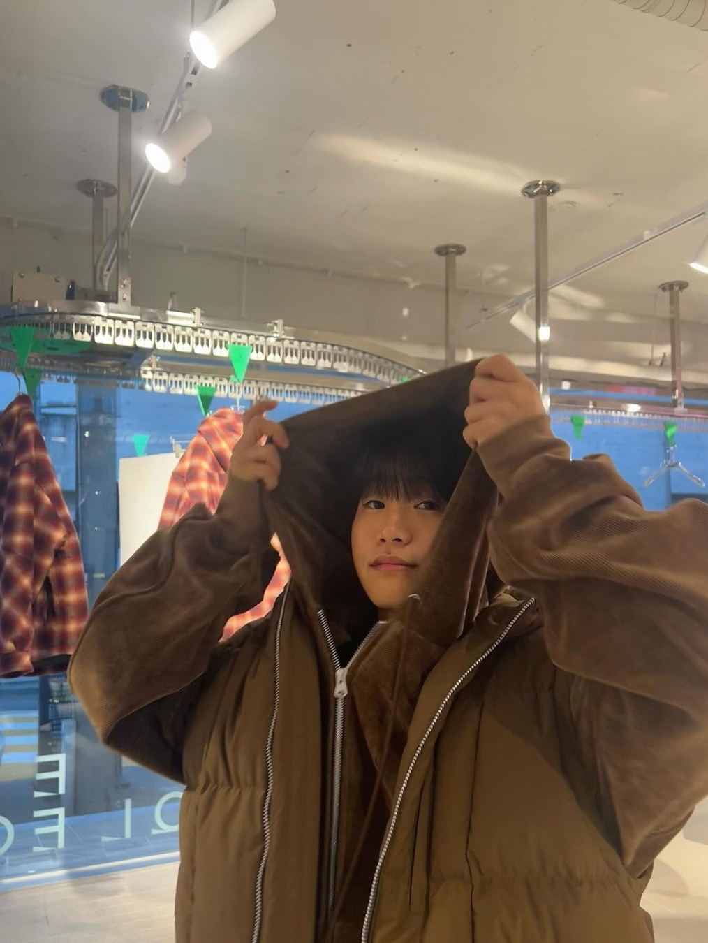 [KREAM 단독] Haleine Detachable Hooded Goose Down Jacket Creambeige (VJ406), Haleine Velour Zipup Hoodie Brown 착용 스타일