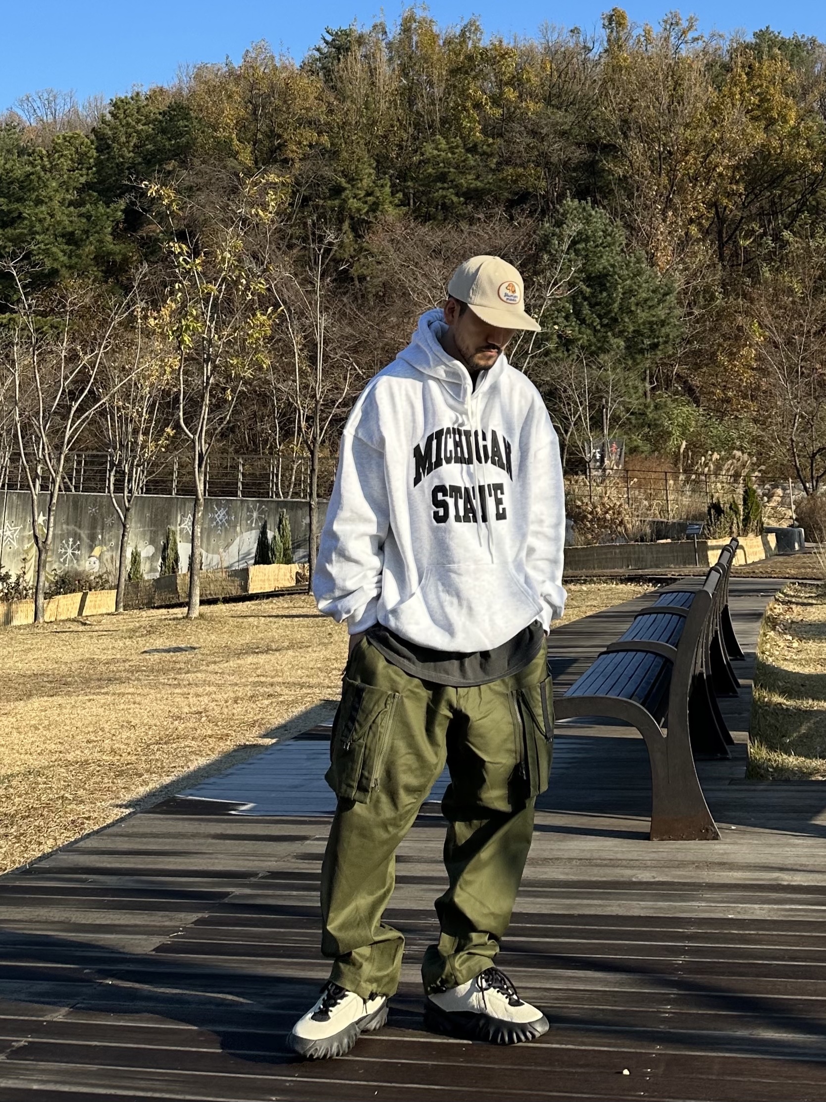 Nike ACG Cargo Pants Black, Human Made 6 Panel Corduroy Cap White 착용 스타일 - 2