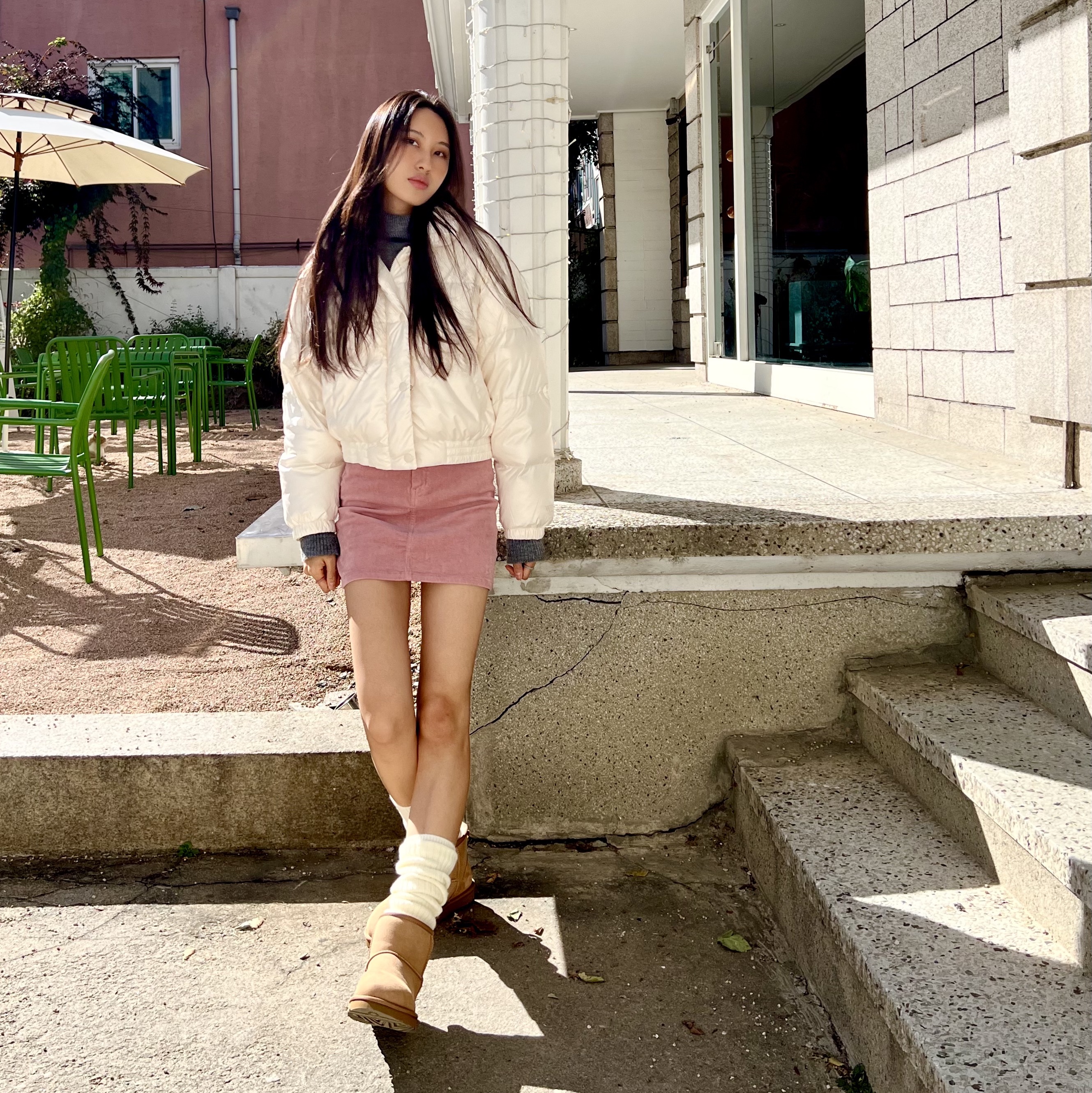 (W) UGG Classic Mini II Boots Chestnut, Polyteru Turtle Neck Sleeve Charcoal 착용 스타일 - 3