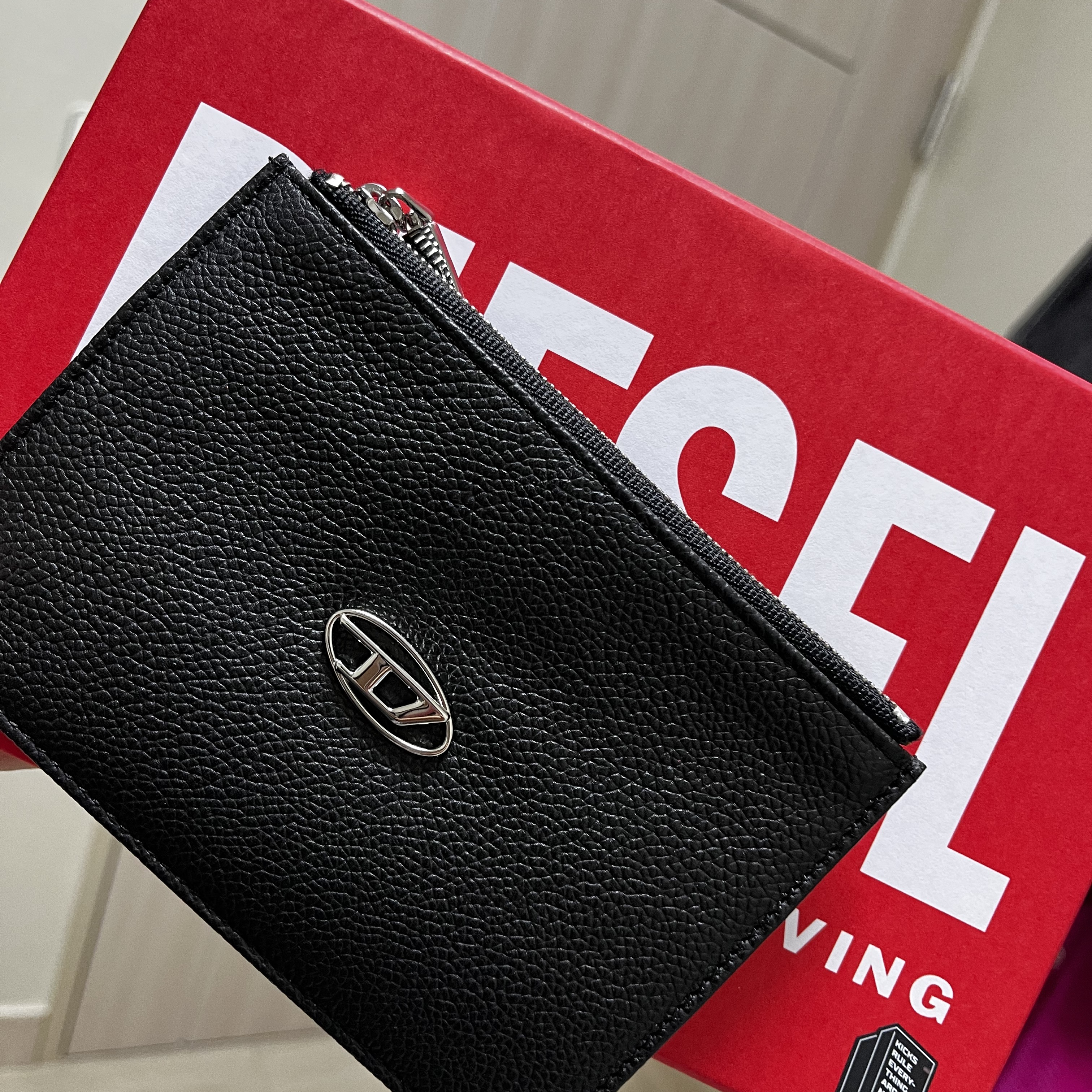 Diesel Paoul Card Case Black 착용 스타일