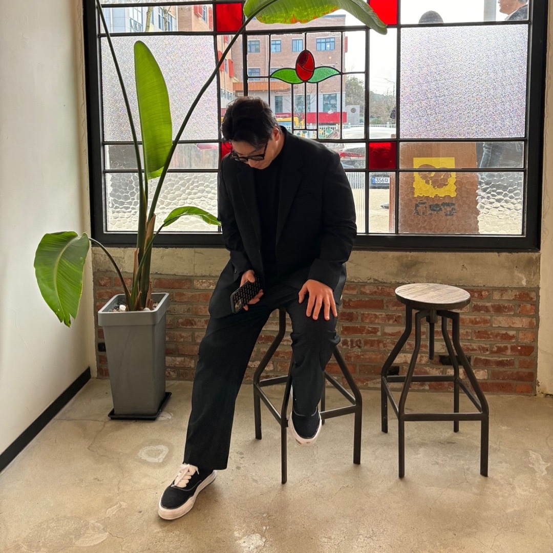 Maison Mihara Yasuhiro Baker OG Sole Canvas Low Cut Sneakers Black, Maison Mihara Yasuhiro Peterson23 OG Sole Canvas Low-top Sneakers Black 착용 스타일 - 3