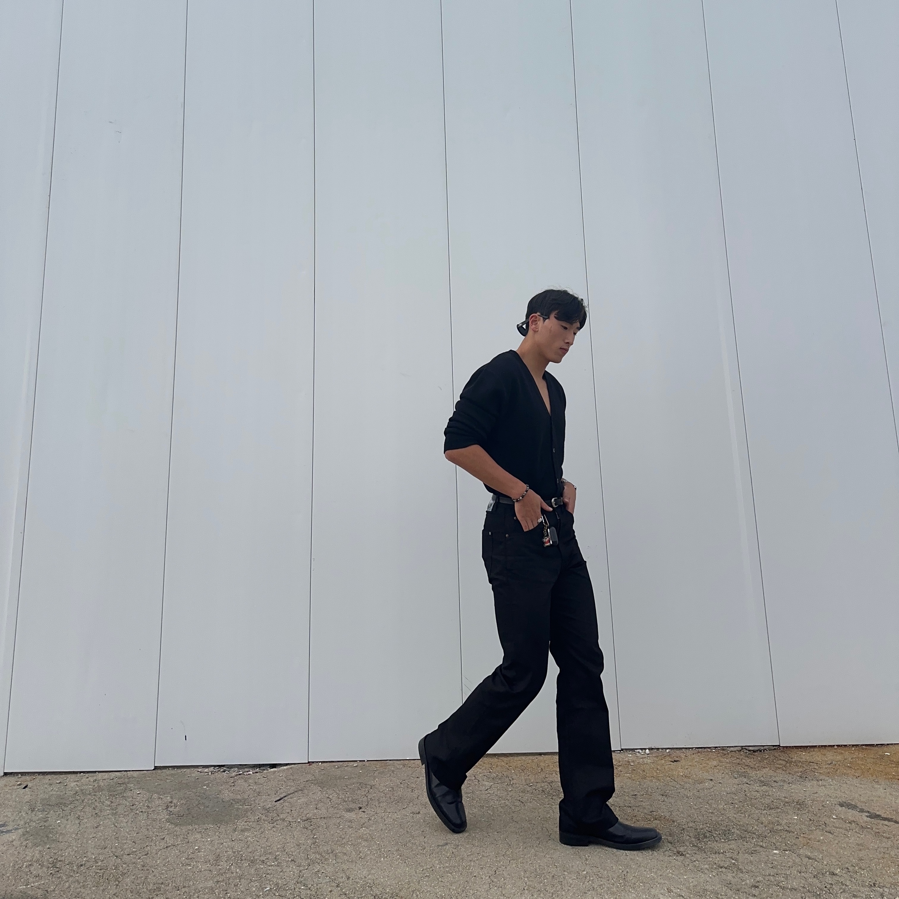 Gentle Monster x Maison Margiela MM005 Black Black 착용 스타일 - 3