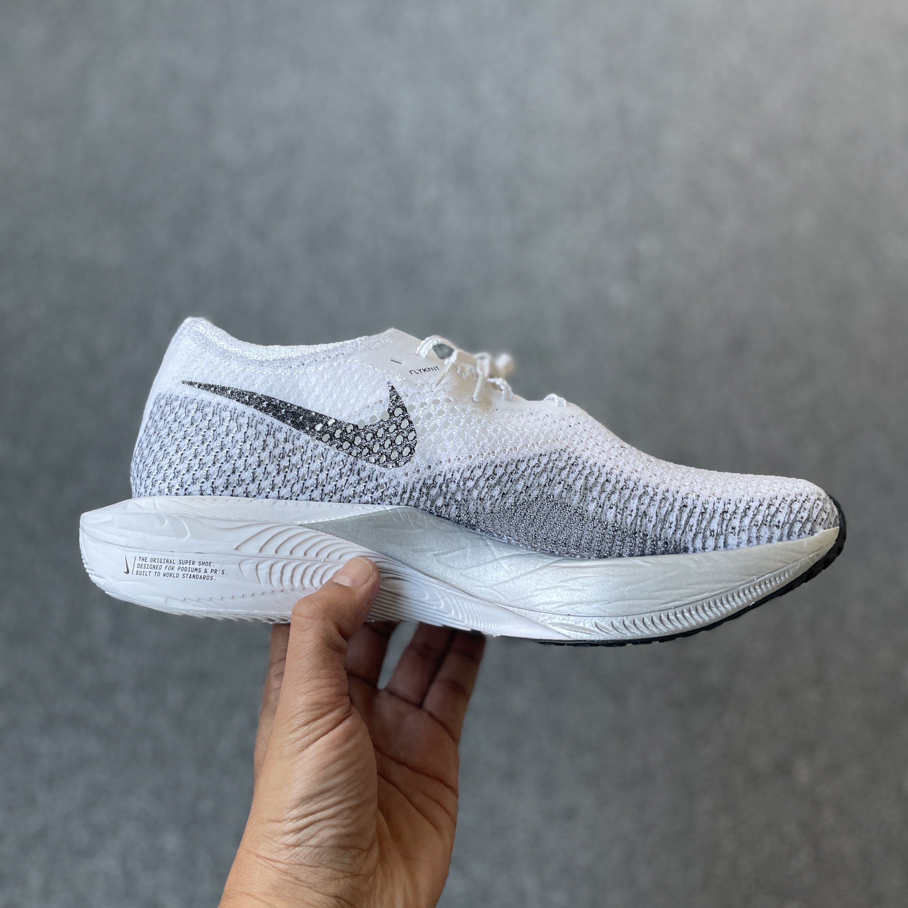 Nike ZoomX Vaporfly Next% 3 White Grey 착용 스타일 - 2