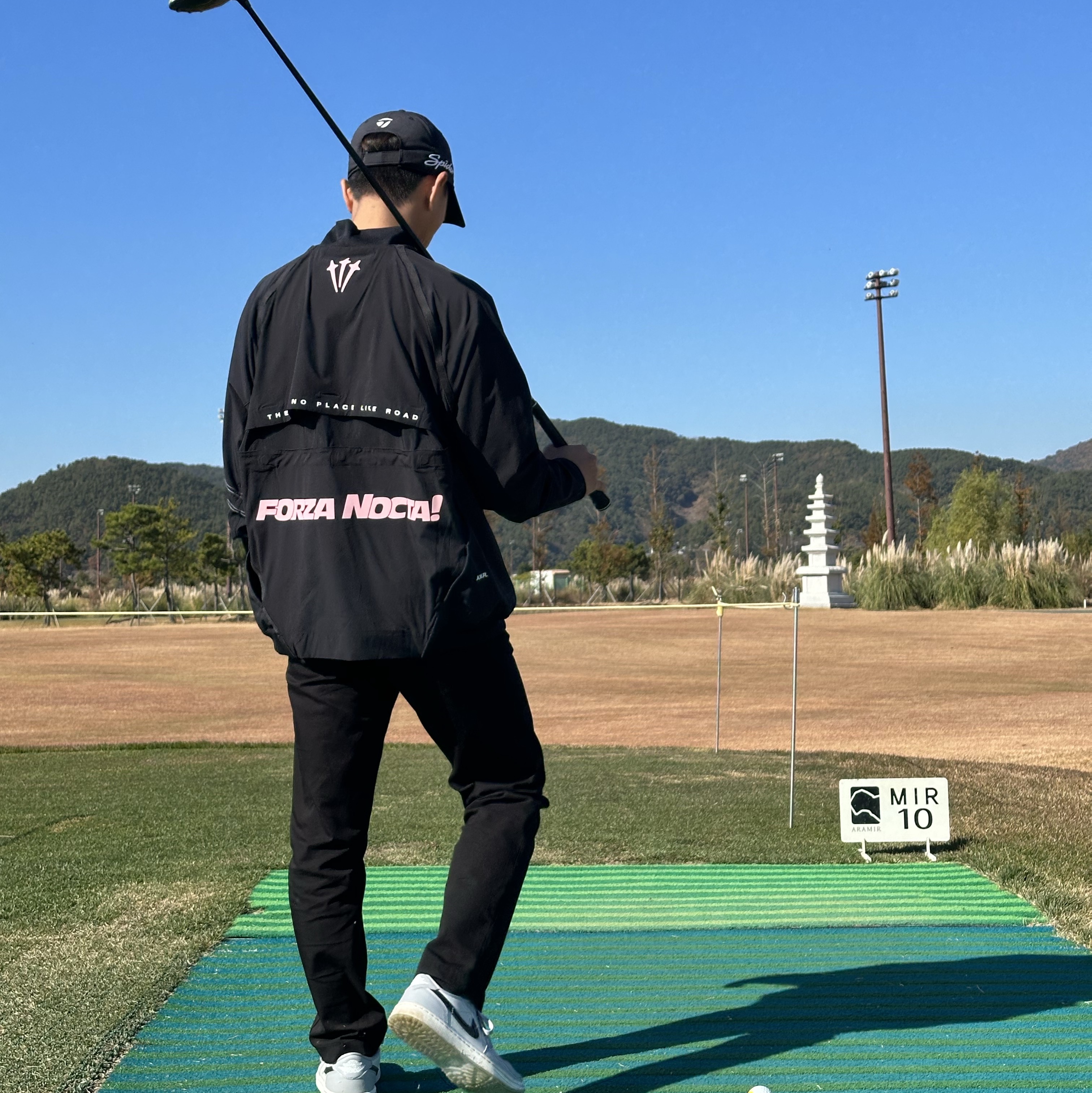 Jordan 1 Low Golf Wolf Grey, (W) Nike x Drake Nocta NRG LR L/S Crew Black (DV3631-010) 착용 스타일 - 4