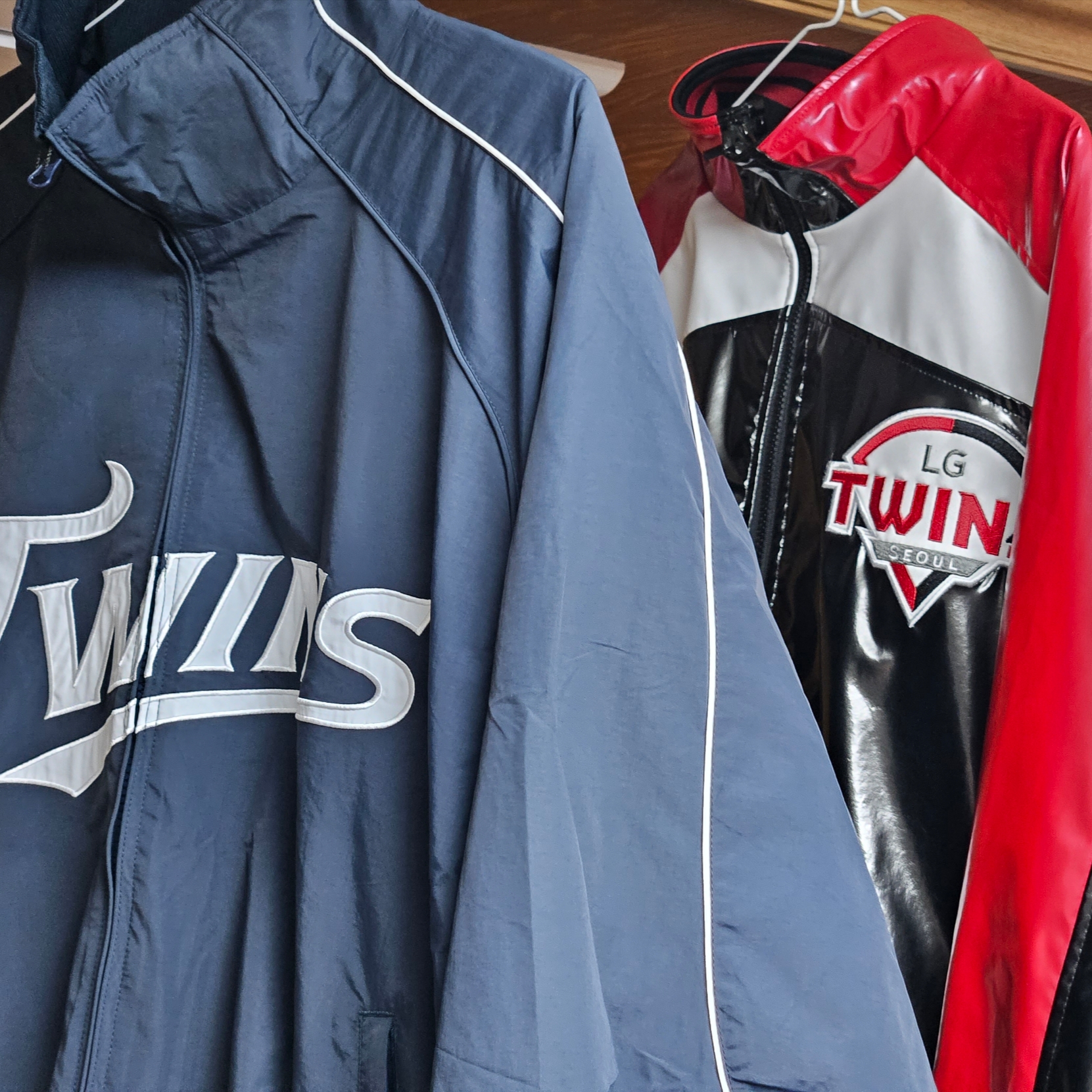 BDNS x LG TWINS Dugout Jacket Navy, LG Twins x Prospecs 2023 Authentic Glossy Jumper Black 착용 스타일