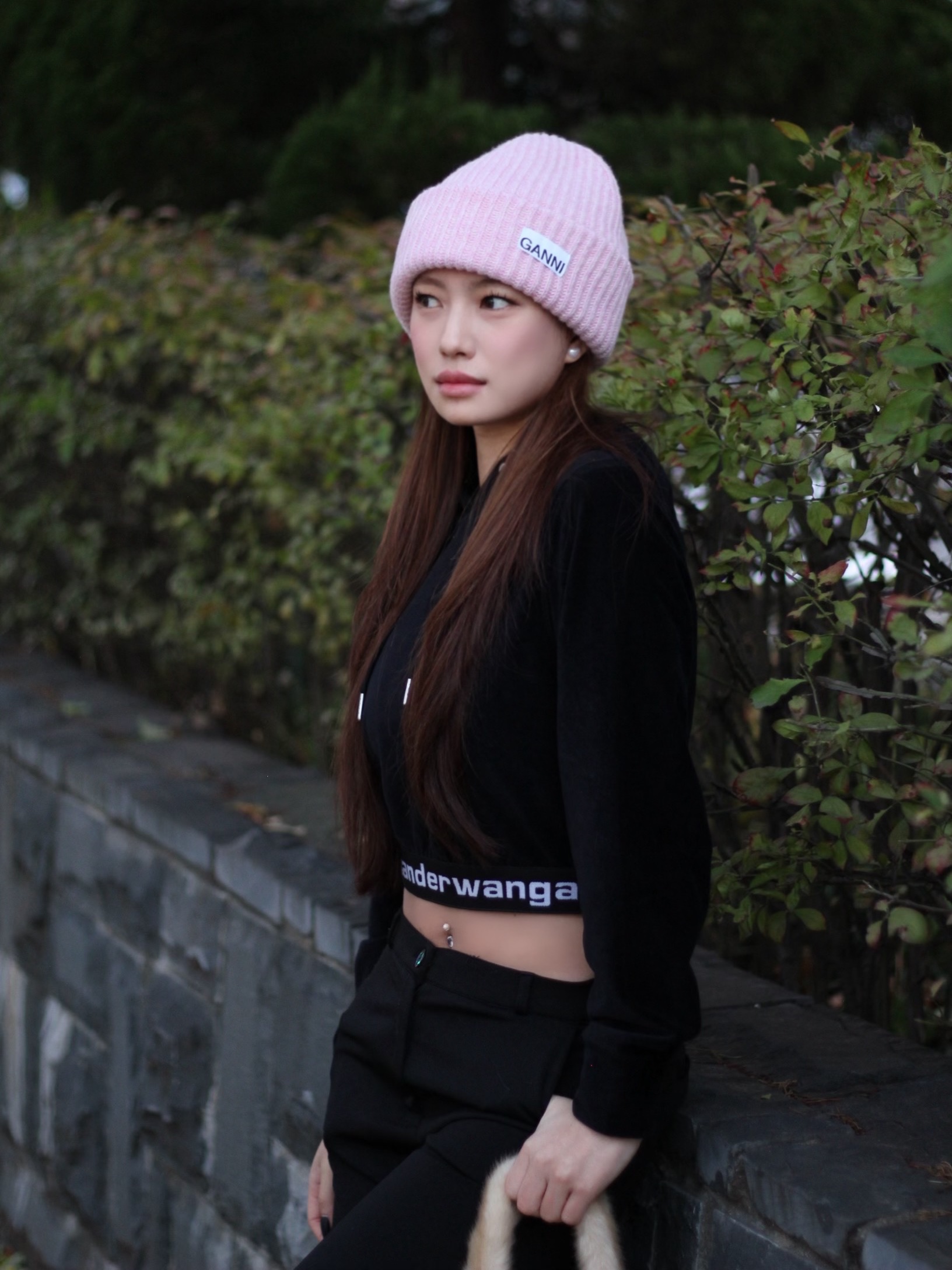 Ganni Wool Beanie Lilac Sachet, (W) Alexander Wang Long Sleeve Hoodie in Stretch Corduroy Black 착용 스타일 - 1