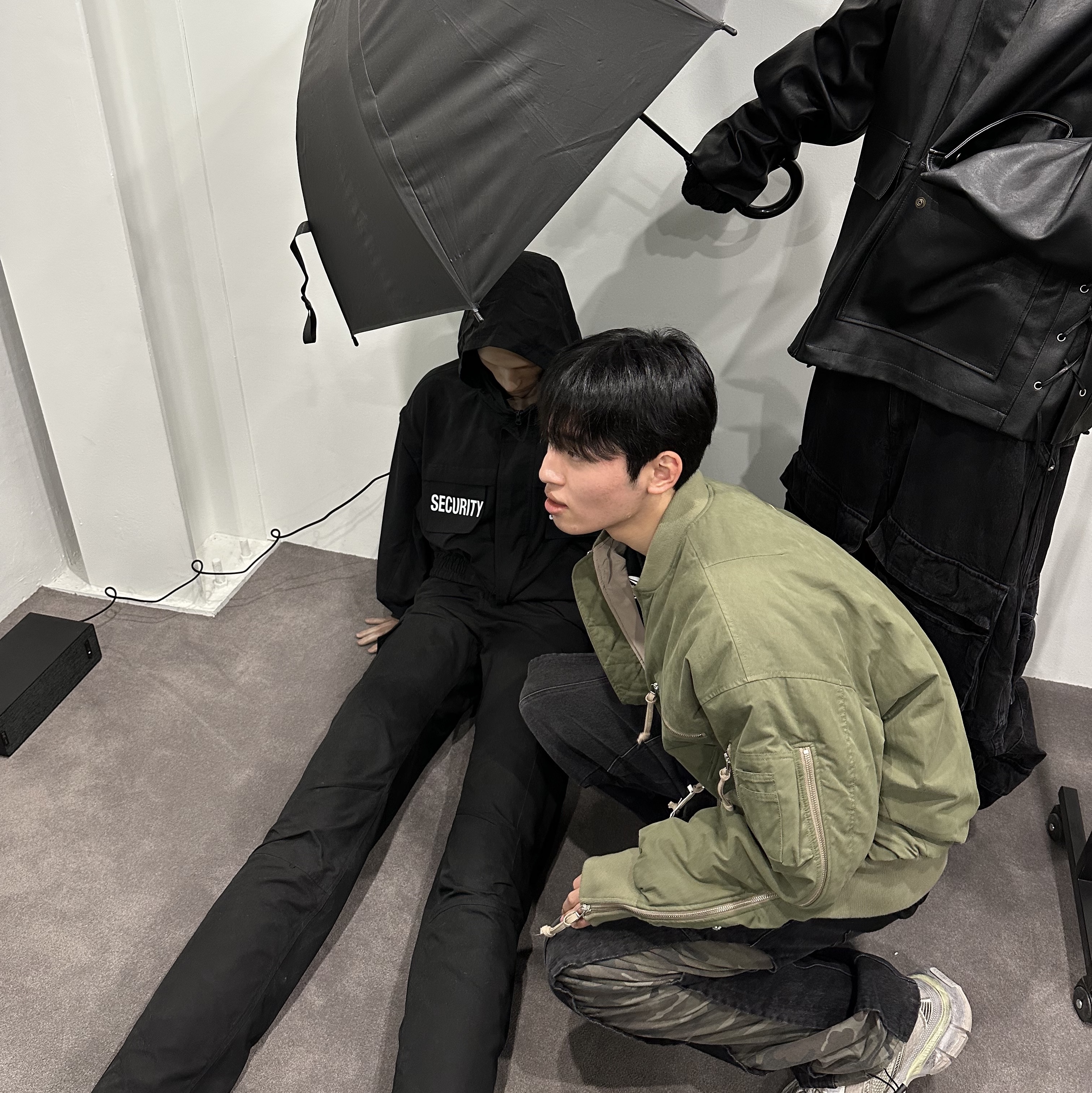 Balenciaga 3XL Sneakers Light Beige, Project G/R Crow Worldtour Hoodie Washed Black 착용 스타일 - 1