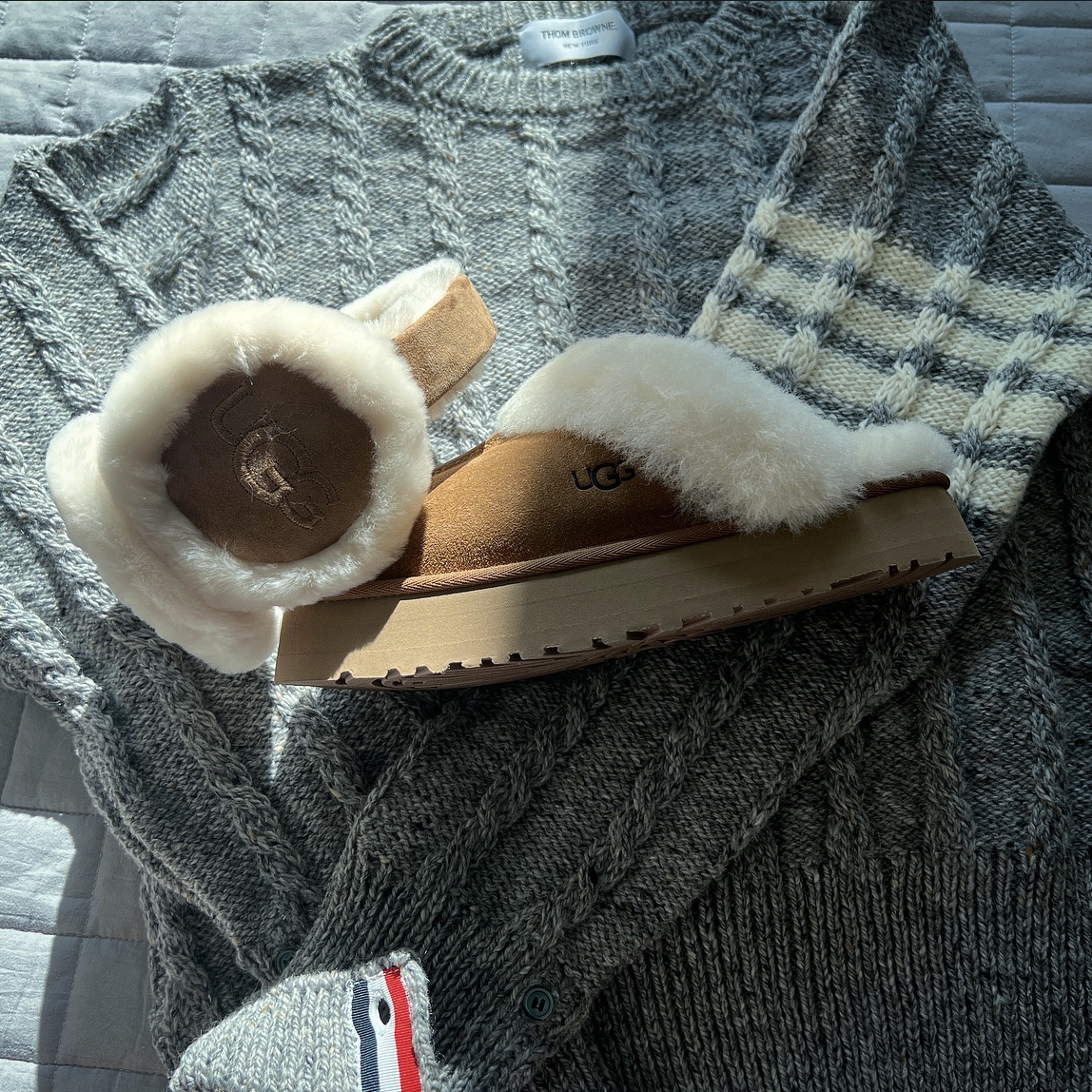 (W) UGG Embroidered Logo Earmuff Chestnut, Thom Browne Donegal Twist Cable 4-Bar Classic Crewneck Pullover Light Grey 착용 스타일