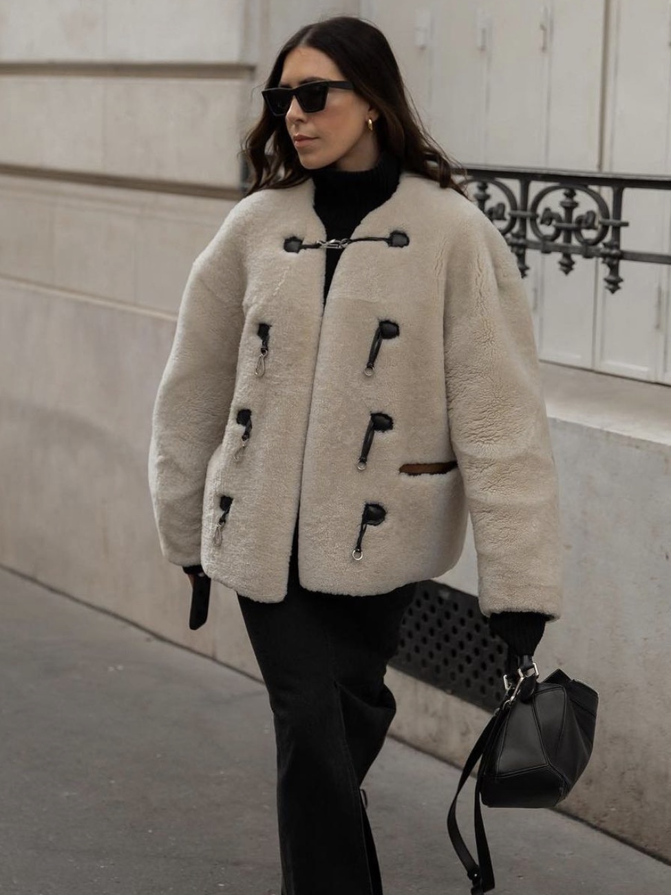 (W) Toteme Teddy Shearling Clasp Jacket Black 착용 스타일 - 3